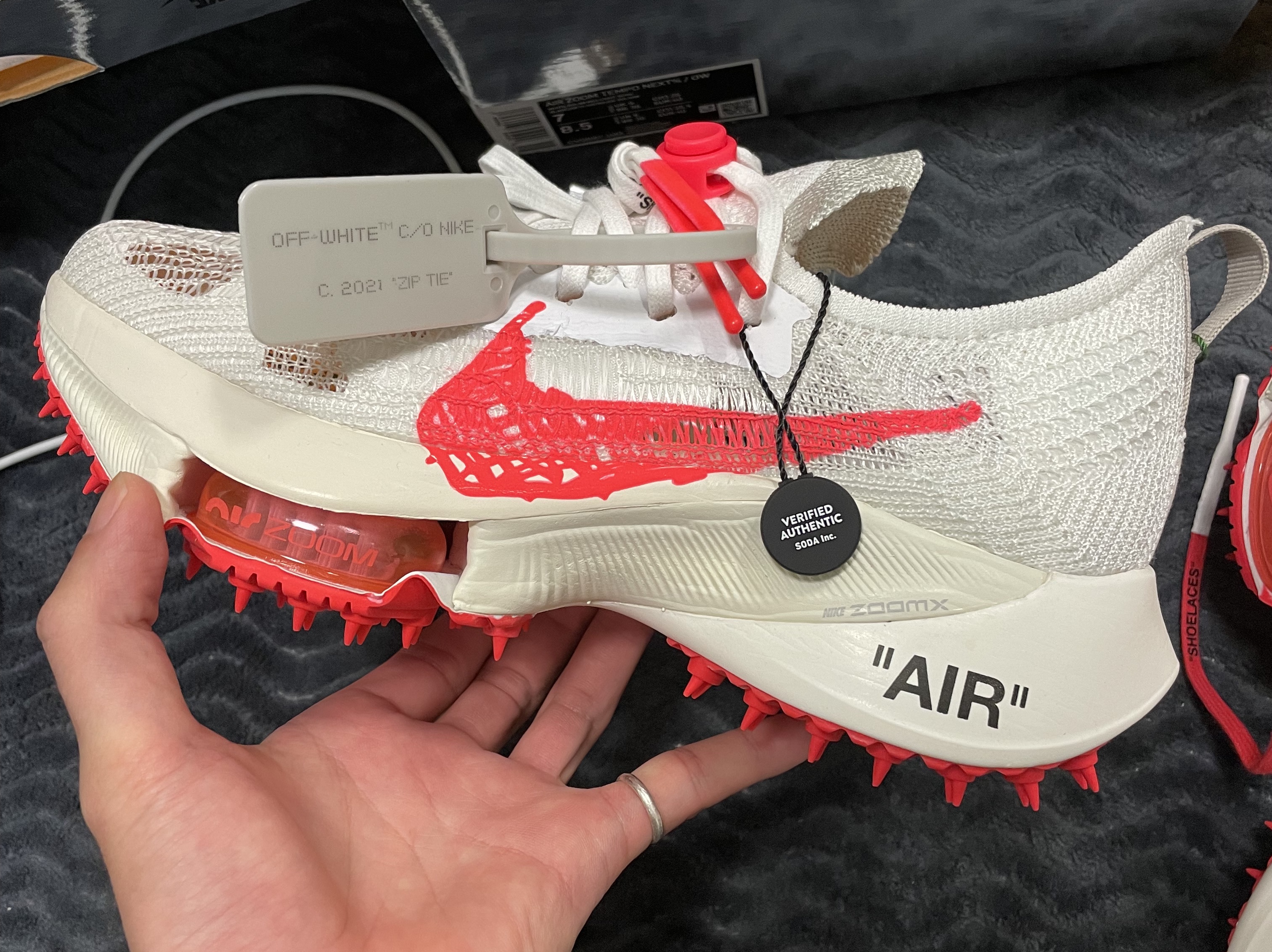 Nike x Off-White Air Zoom Tempo Next% Solar Red 착용 스타일 - 2
