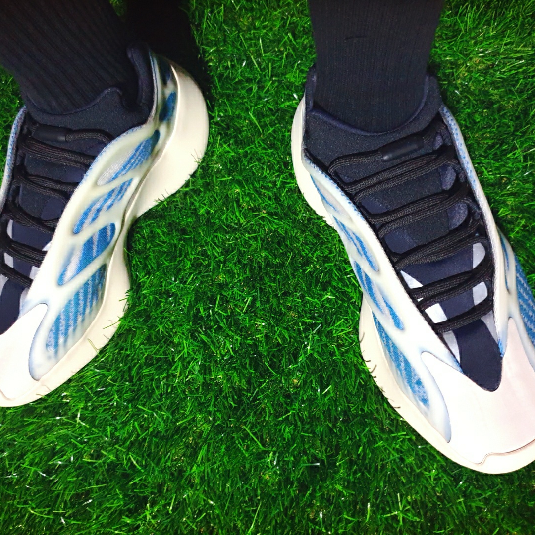 Adidas Yeezy 700 V3 Kyanite 착용 스타일 - 4