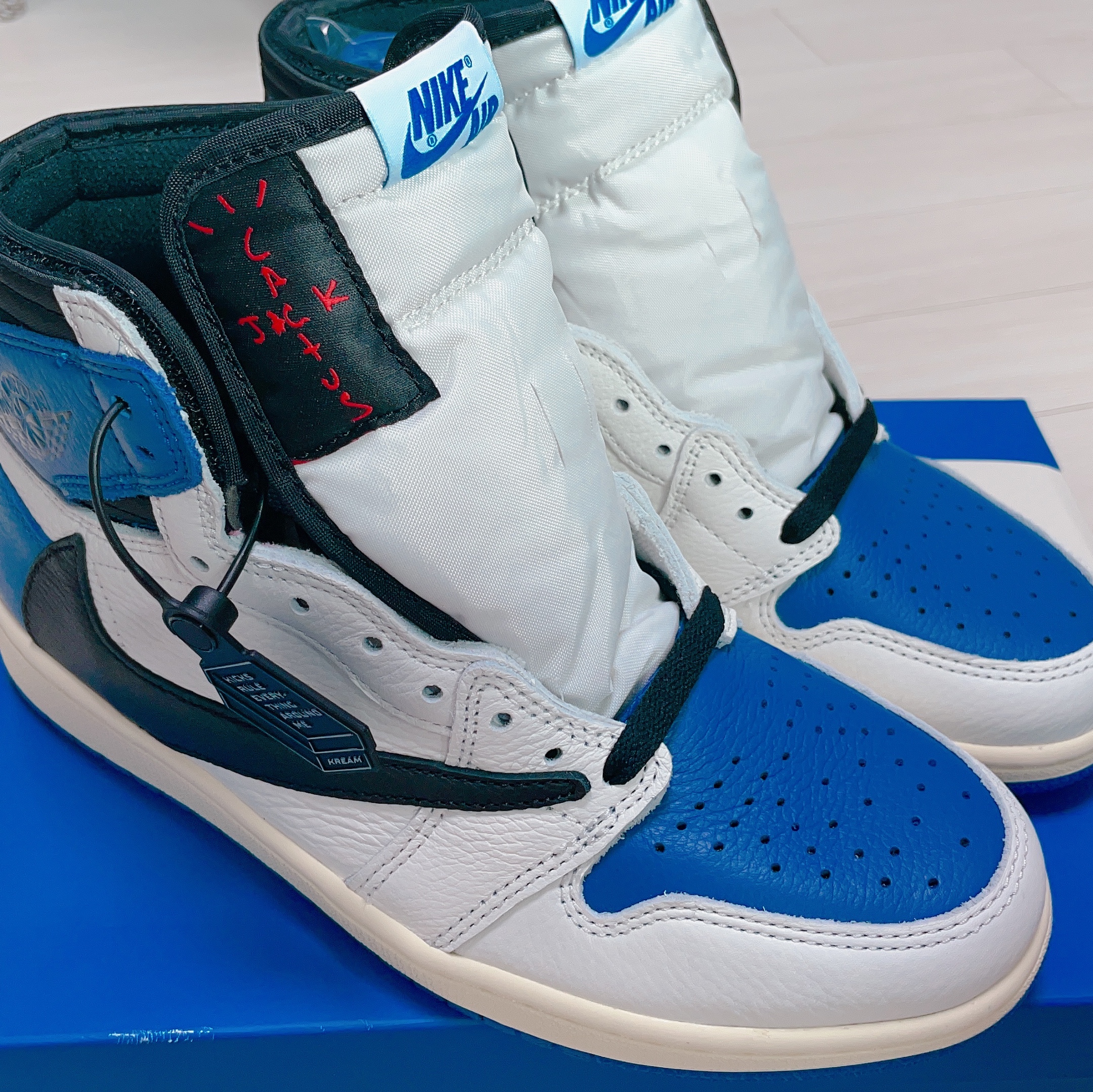 Jordan 1 x Travis Scott x Fragment Retro High OG SP Military Blue 착용 스타일 - 1