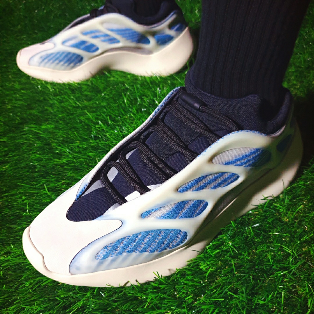 Adidas Yeezy 700 V3 Kyanite 착용 스타일 - 5