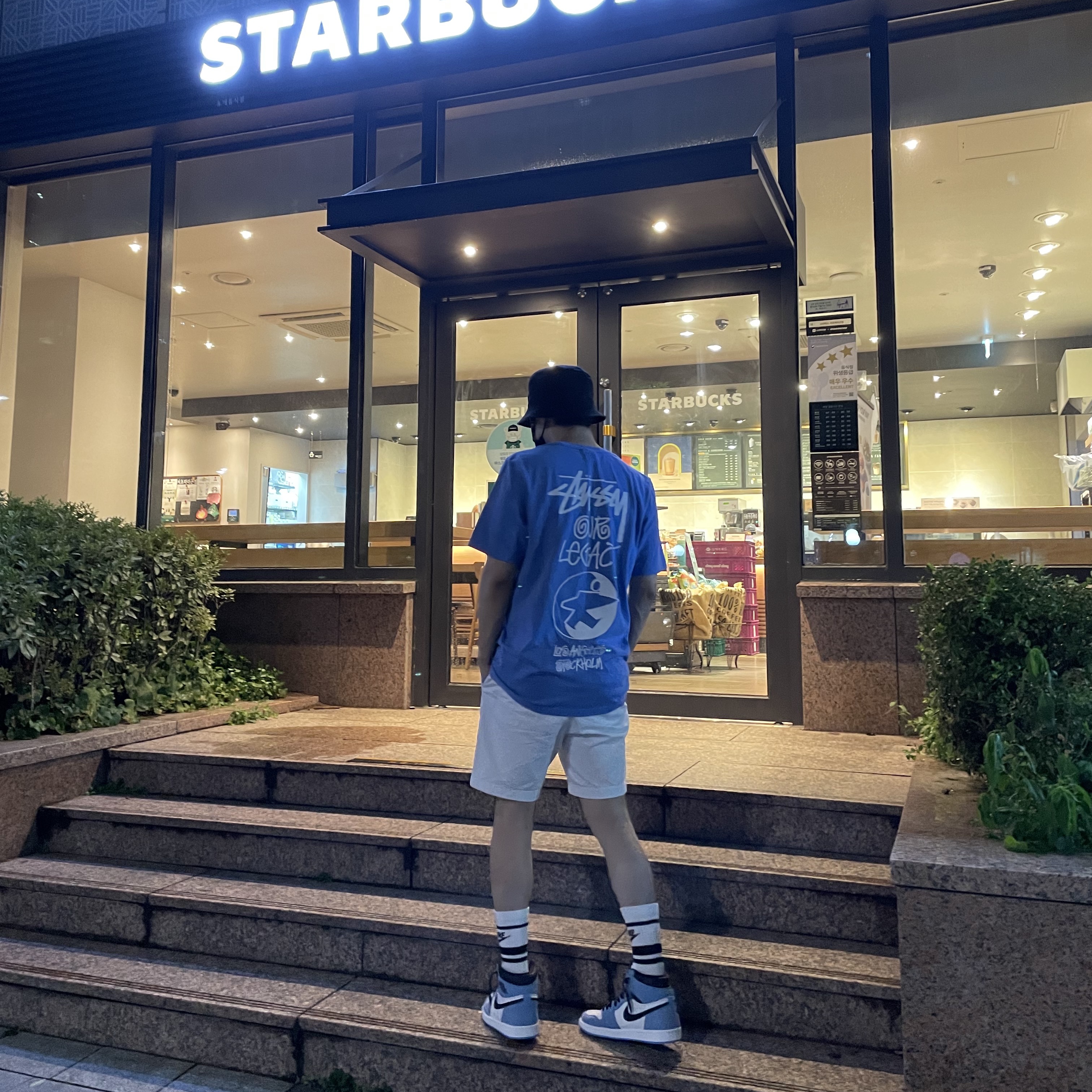 Jordan 1 Retro High OG University Blue, Stussy x Our Legacy Surfman T-Shirt Blue - 21SS 착용 스타일 - 3