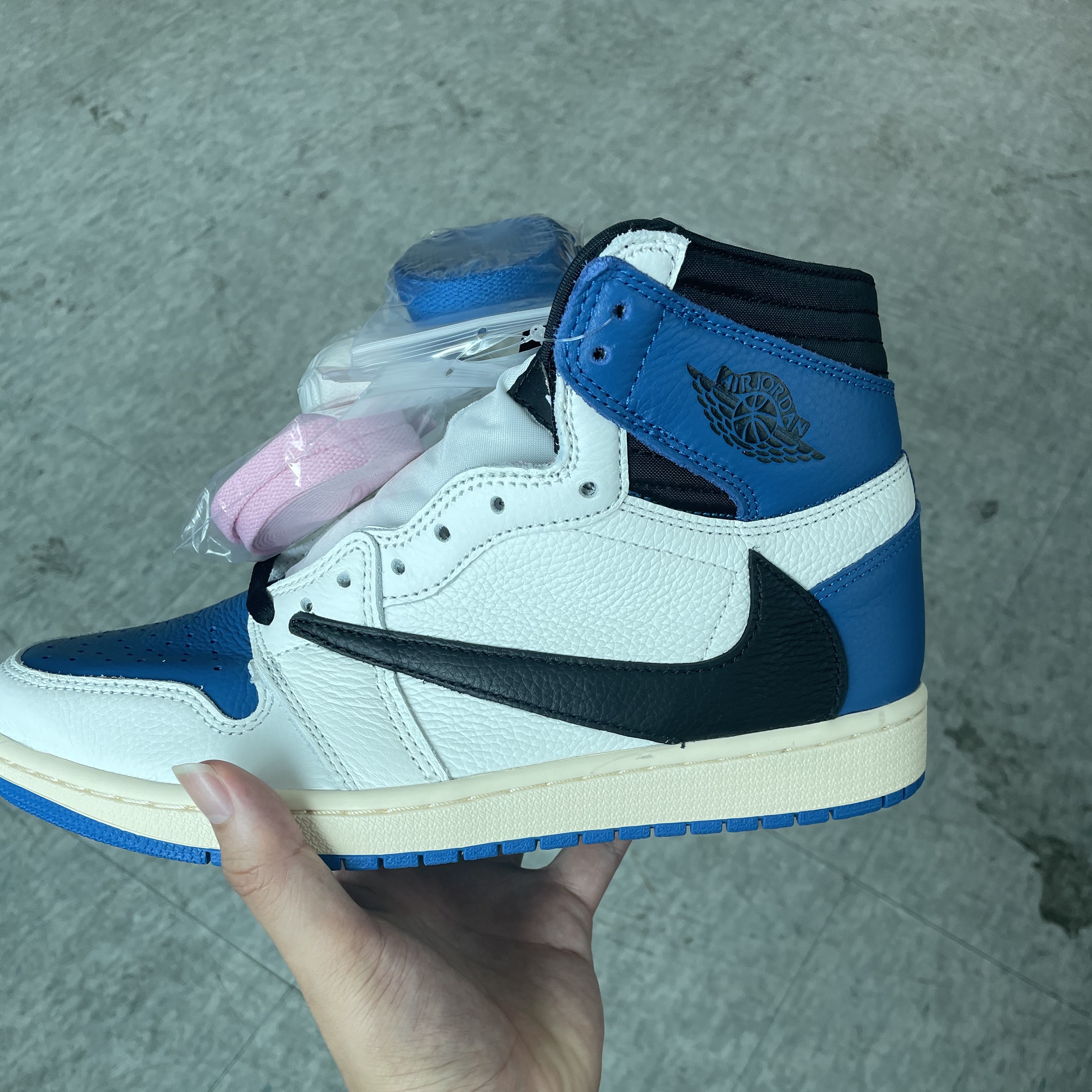 Jordan 1 x Travis Scott x Fragment Retro High OG SP Military Blue 착용 스타일