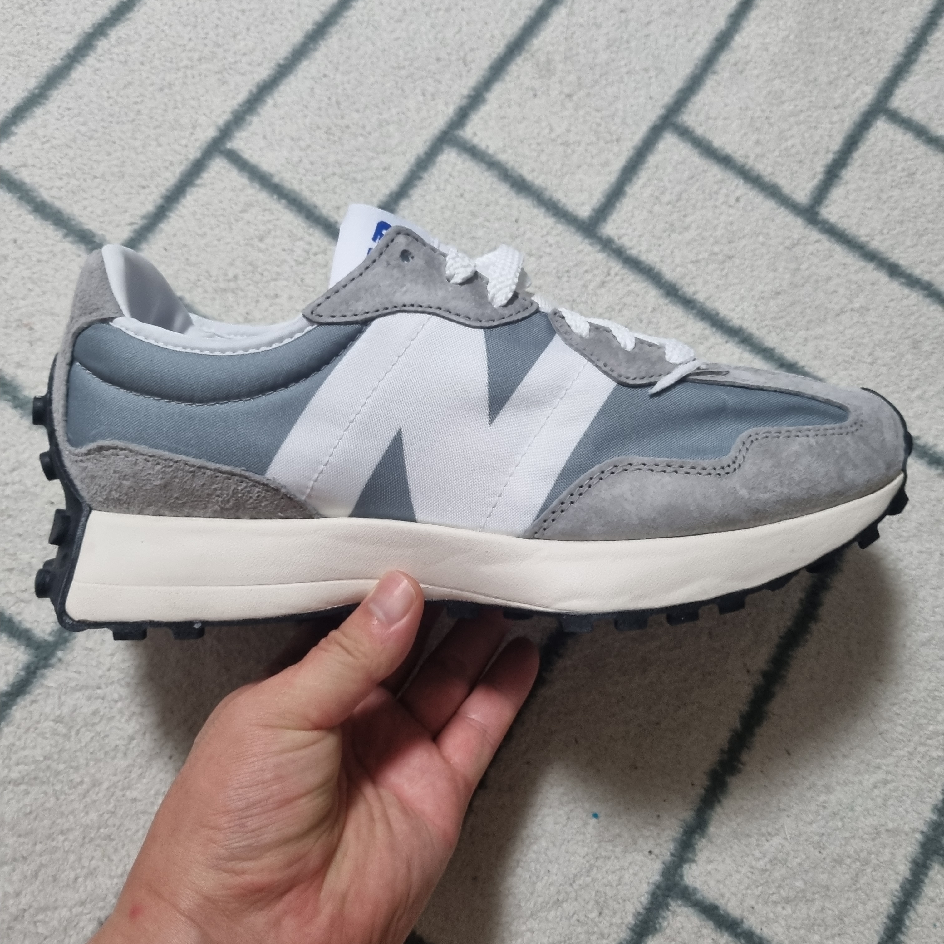 New Balance 327 Grey 착용 스타일 - 2
