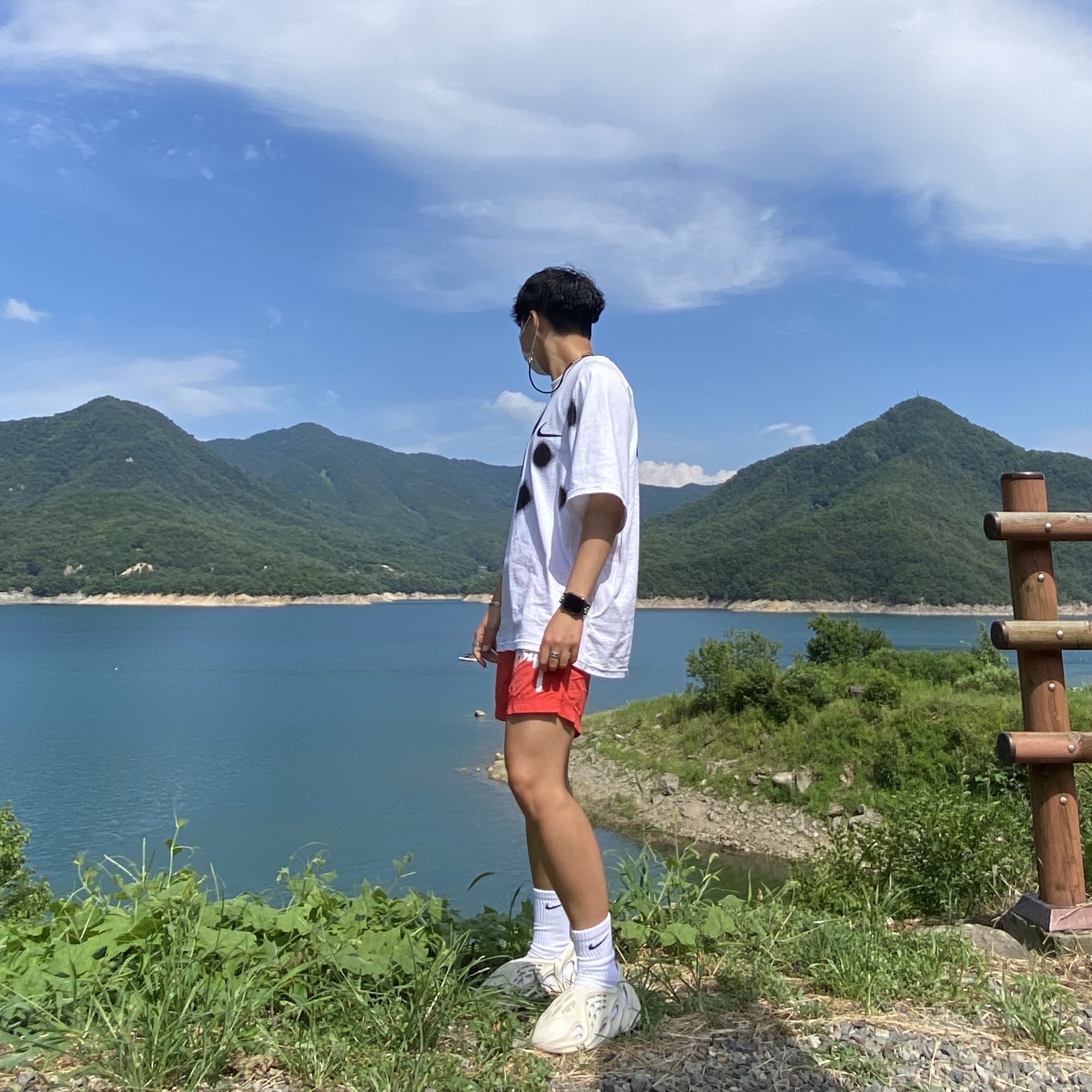 Nike x Off-White NRG Short Sleeve T-Shirt White, Nike x Stussy Water Shorts Habanero Red 착용 스타일 - 2