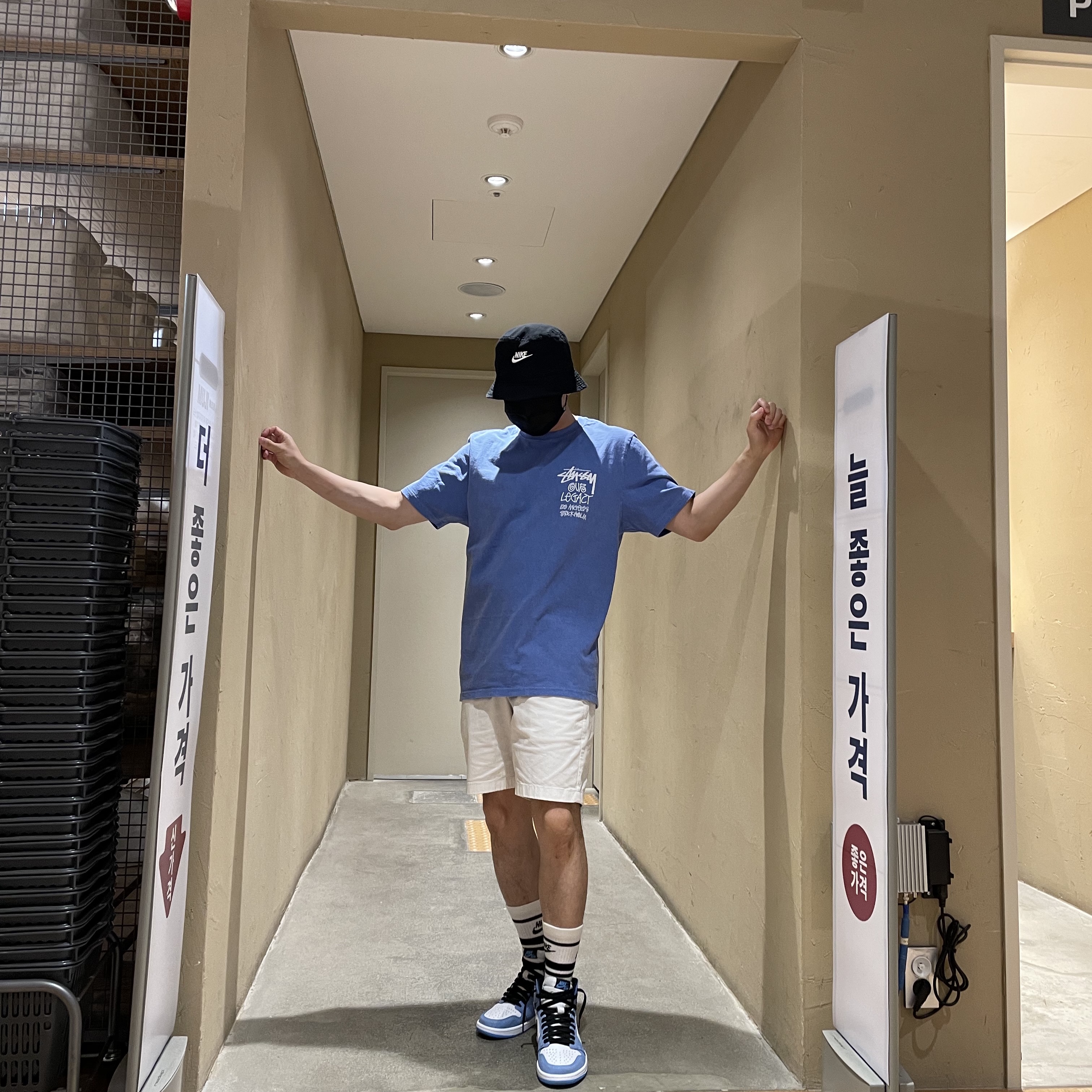 Jordan 1 Retro High OG University Blue, Stussy x Our Legacy Surfman T-Shirt Blue - 21SS 착용 스타일 - 1