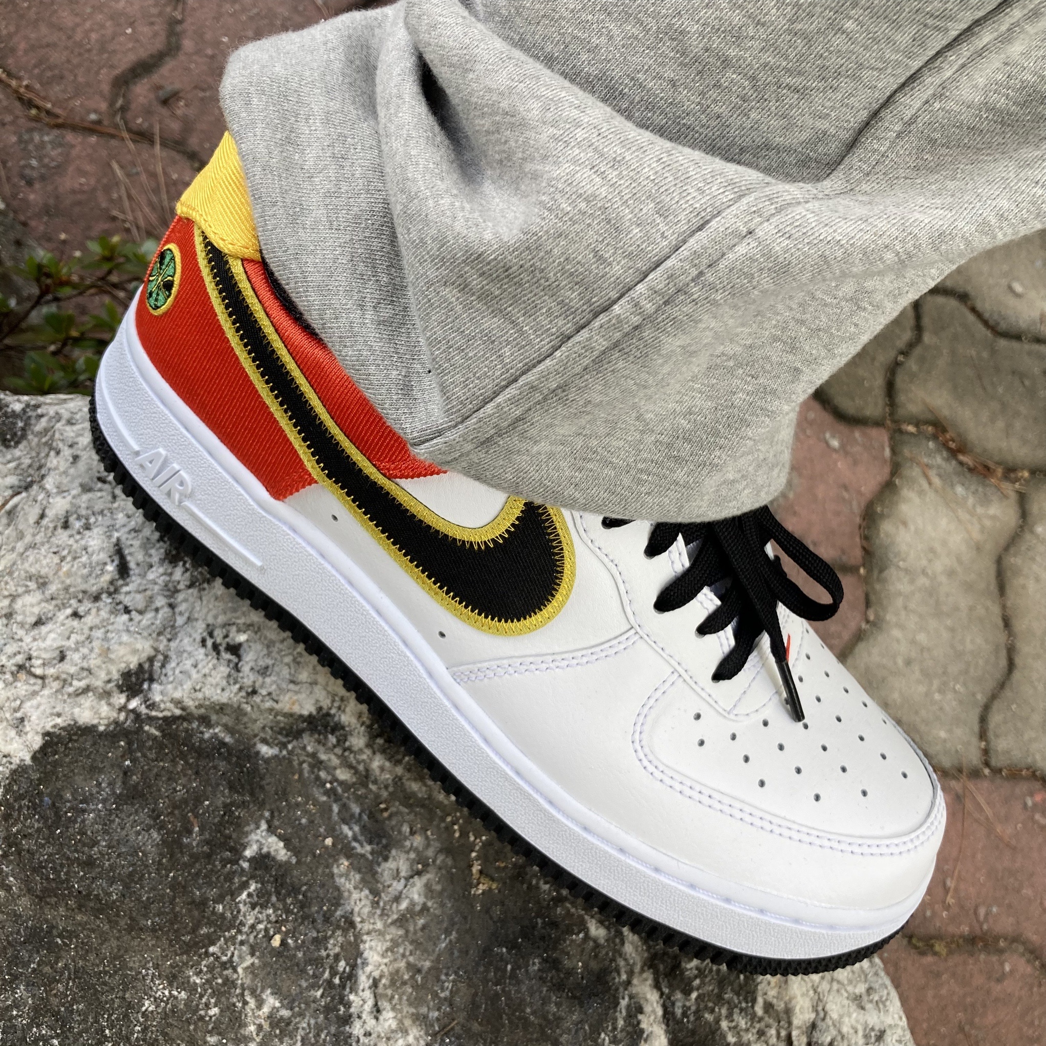 Nike Air Force 1 '07 LV8 Rayguns 착용 스타일