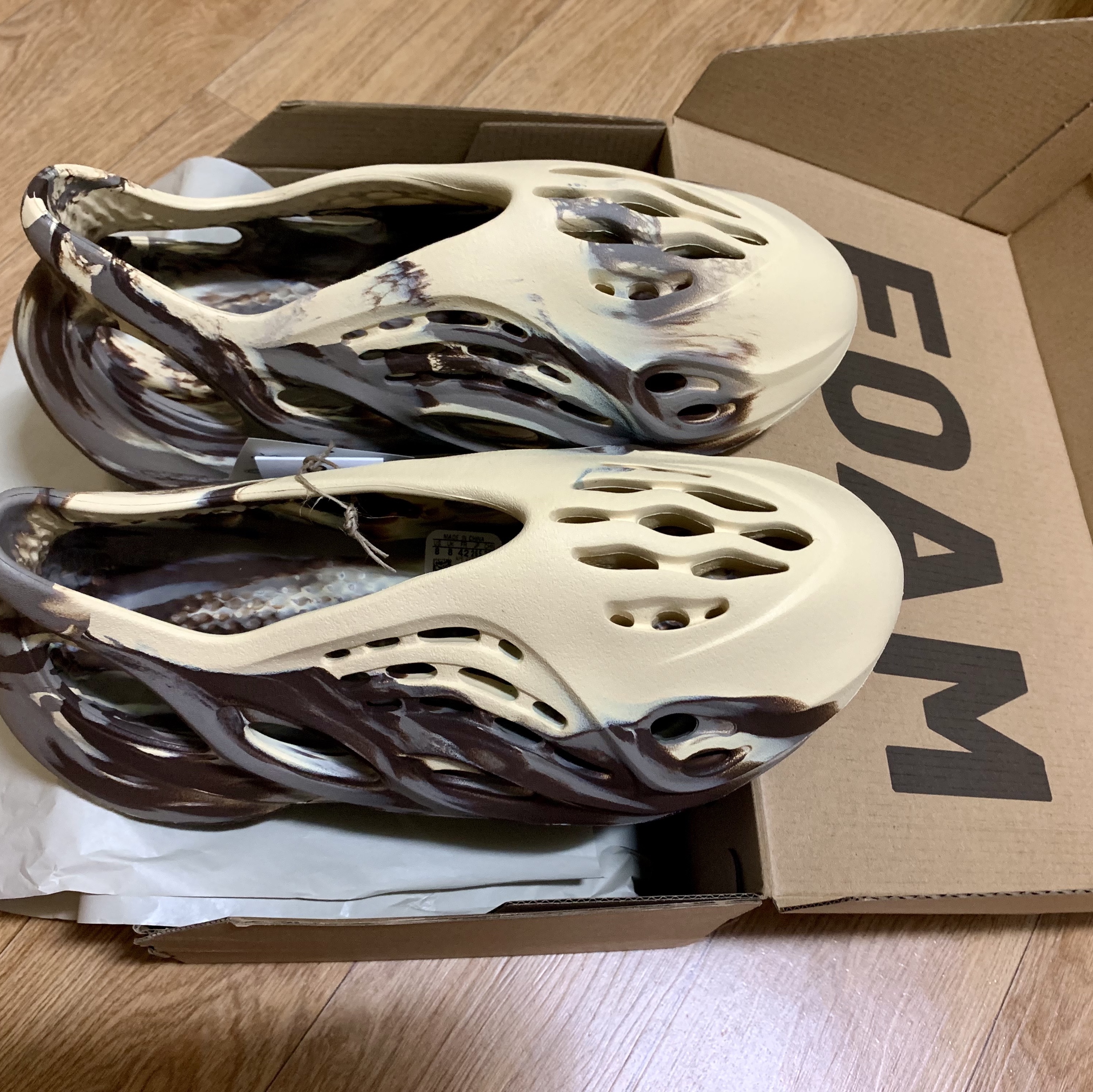 Adidas Yeezy Foam RNNR MX Cream Clay 착용 스타일