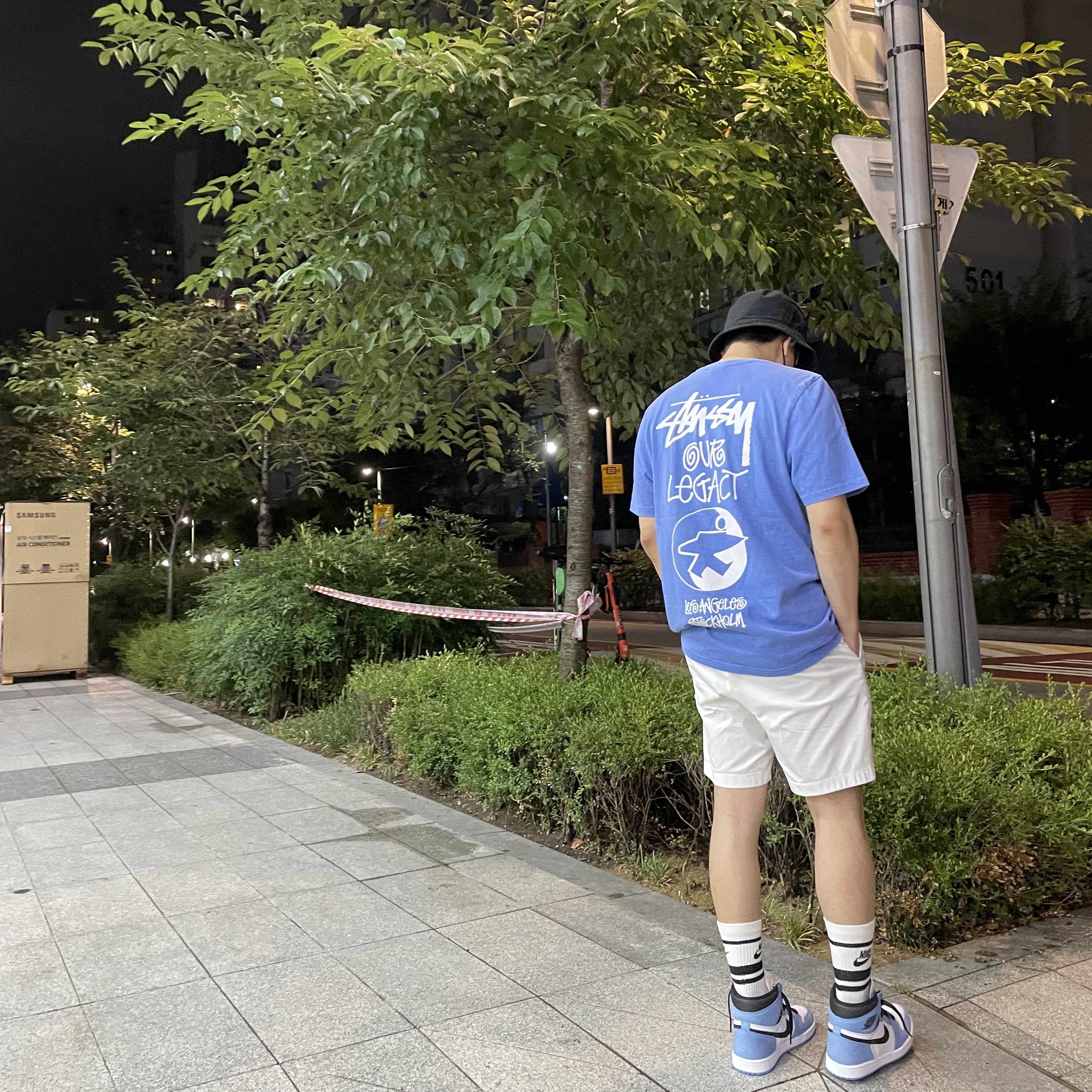 Jordan 1 Retro High OG University Blue, Stussy x Our Legacy Surfman T-Shirt Blue - 21SS 착용 스타일 - 5