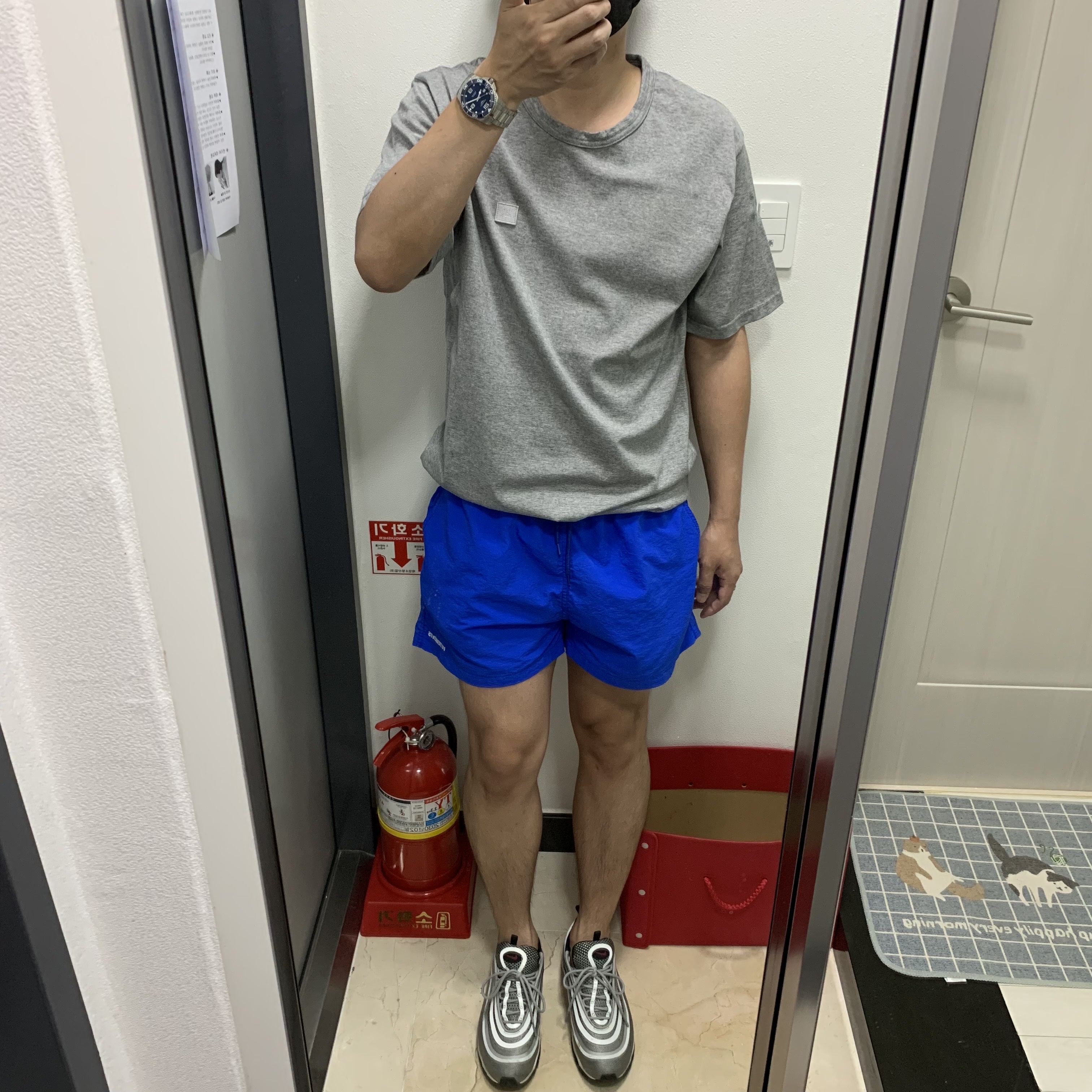 Acne Studios Nash Face Crewneck T-Shirt Light Grey Melange 착용 스타일