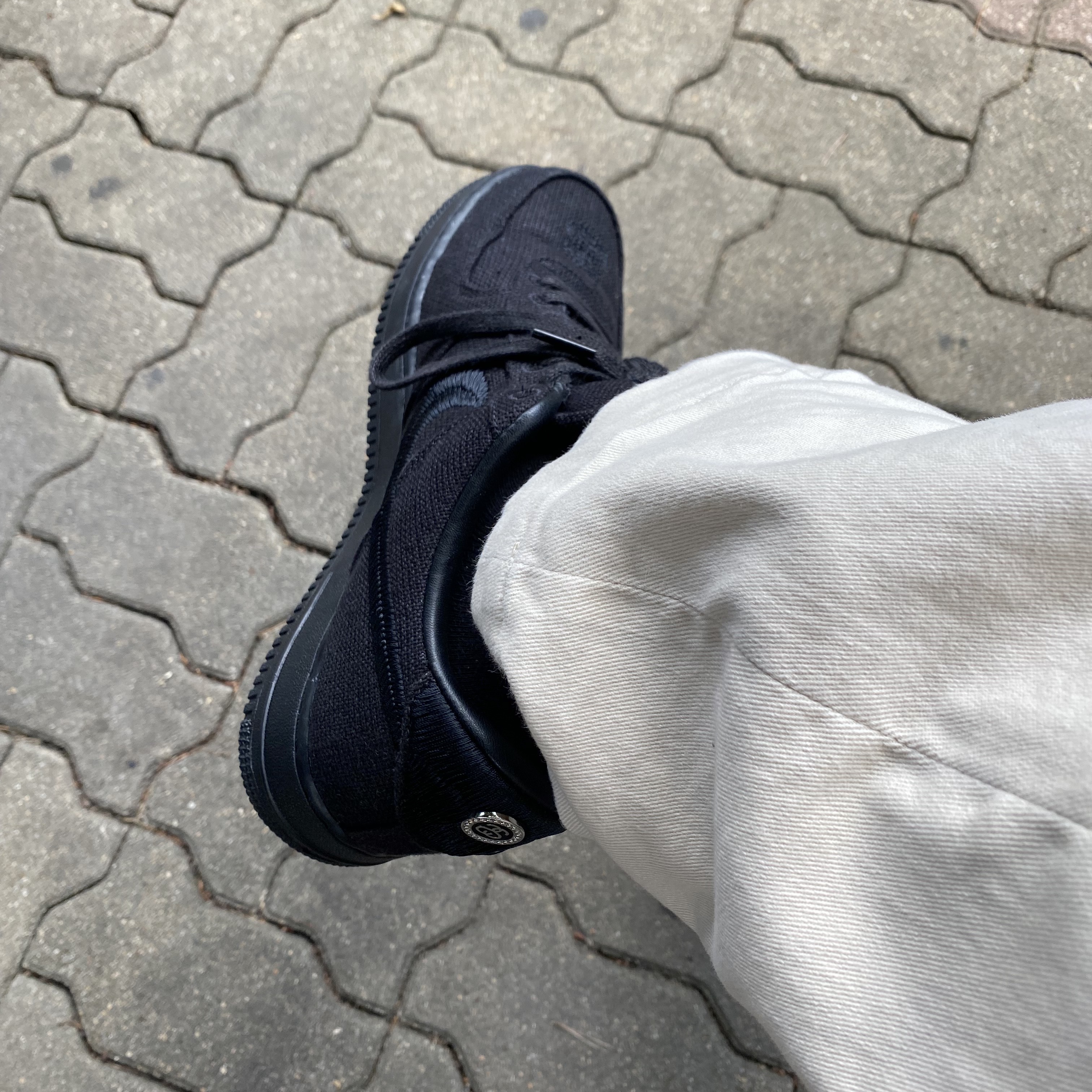 Nike x Stussy Air Force 1 Low Triple Black 착용 스타일 - 2