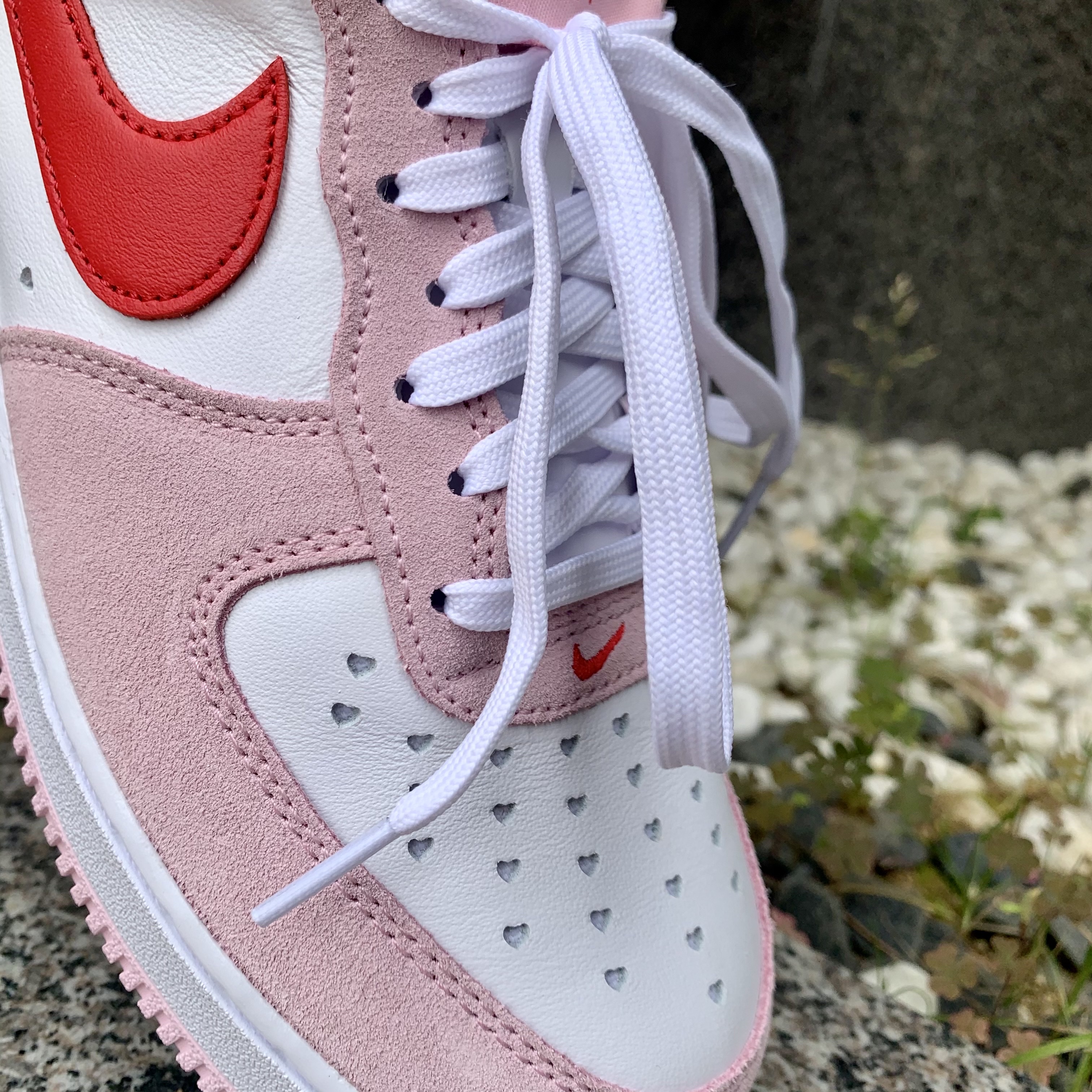Nike Air Force 1 '07 QS Valentine's Day 착용 스타일 - 3