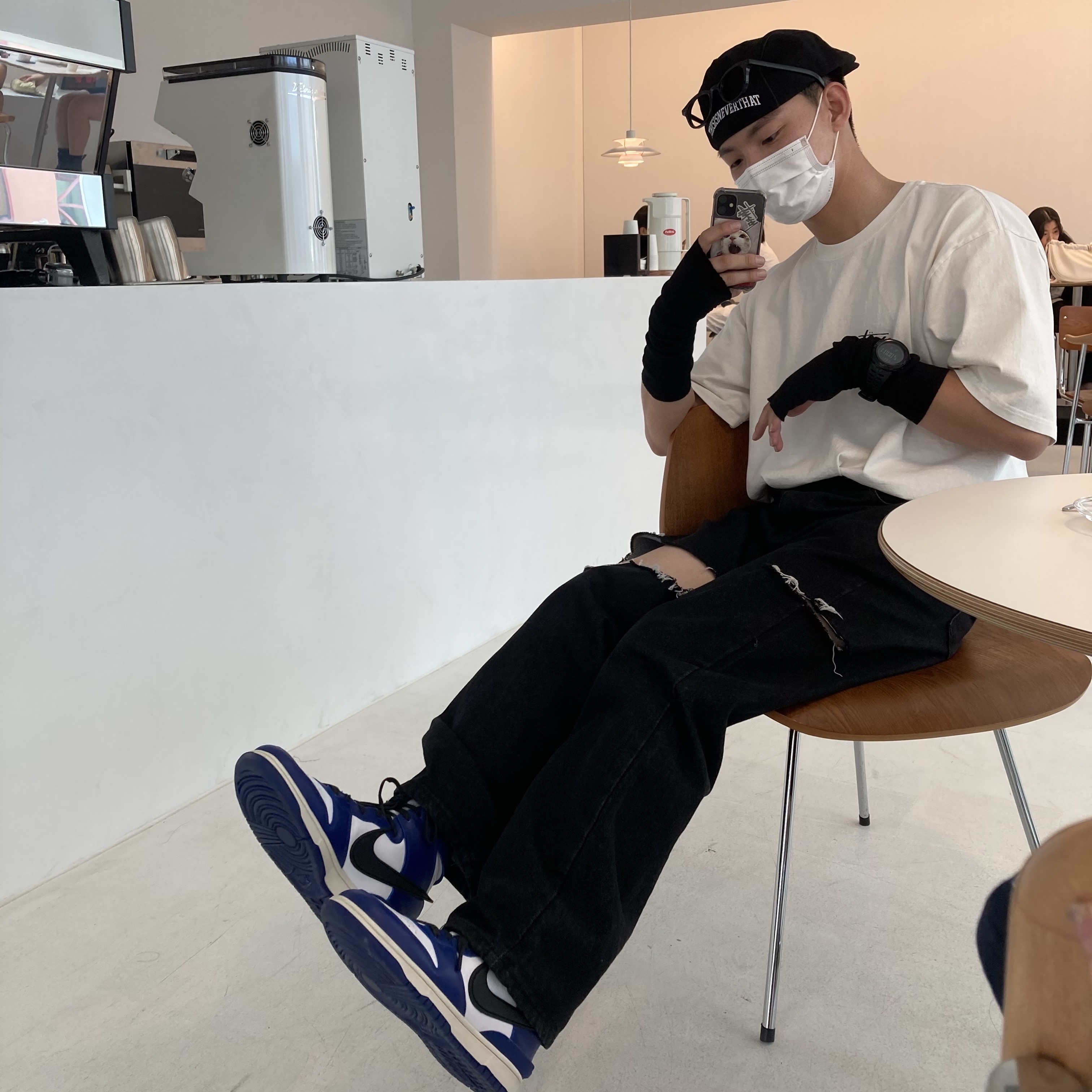 Nike x Ambush Dunk High Deep Royal Blue, Stussy Painter Dyed T-Shirt Natural 착용 스타일