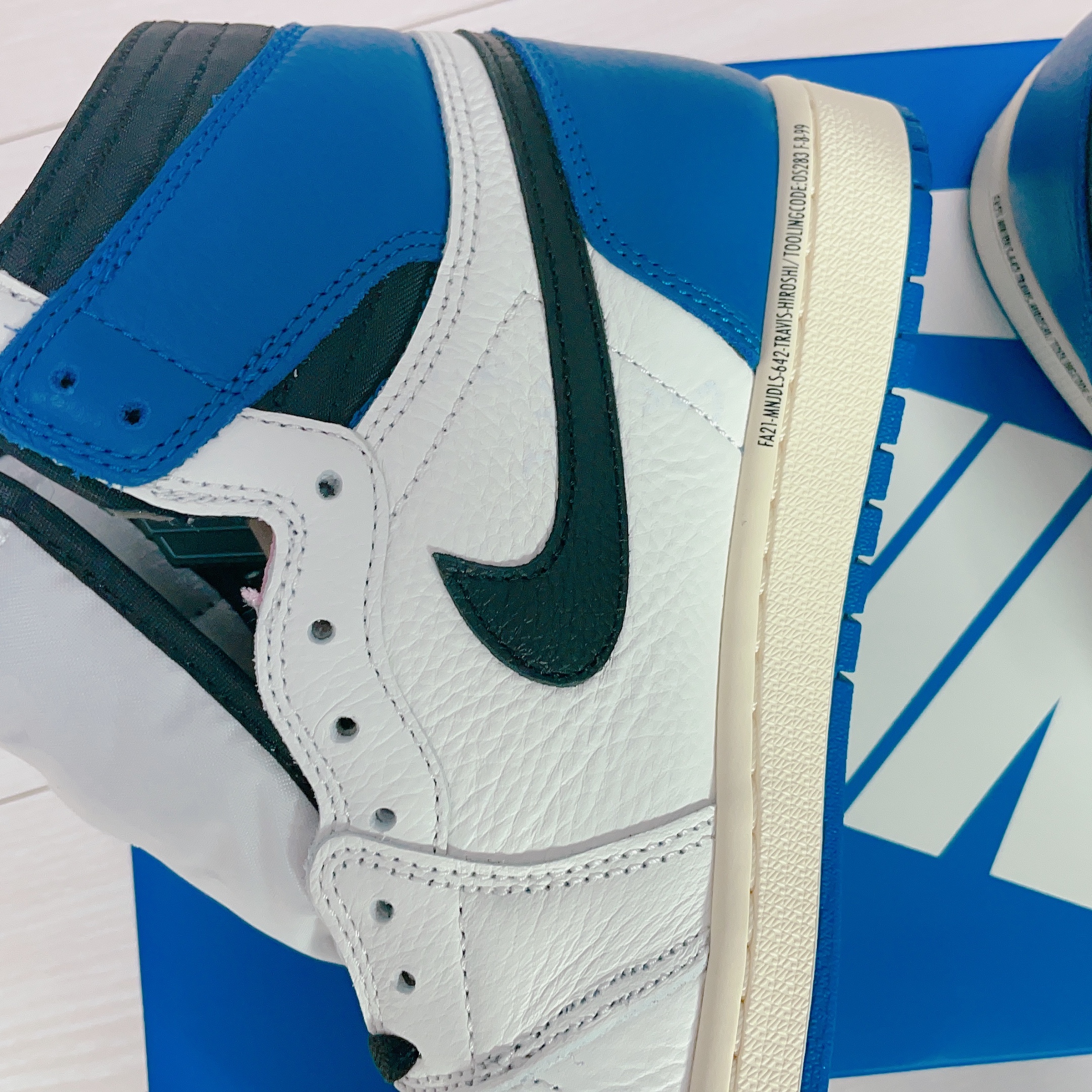 Jordan 1 x Travis Scott x Fragment Retro High OG SP Military Blue 착용 스타일 - 4