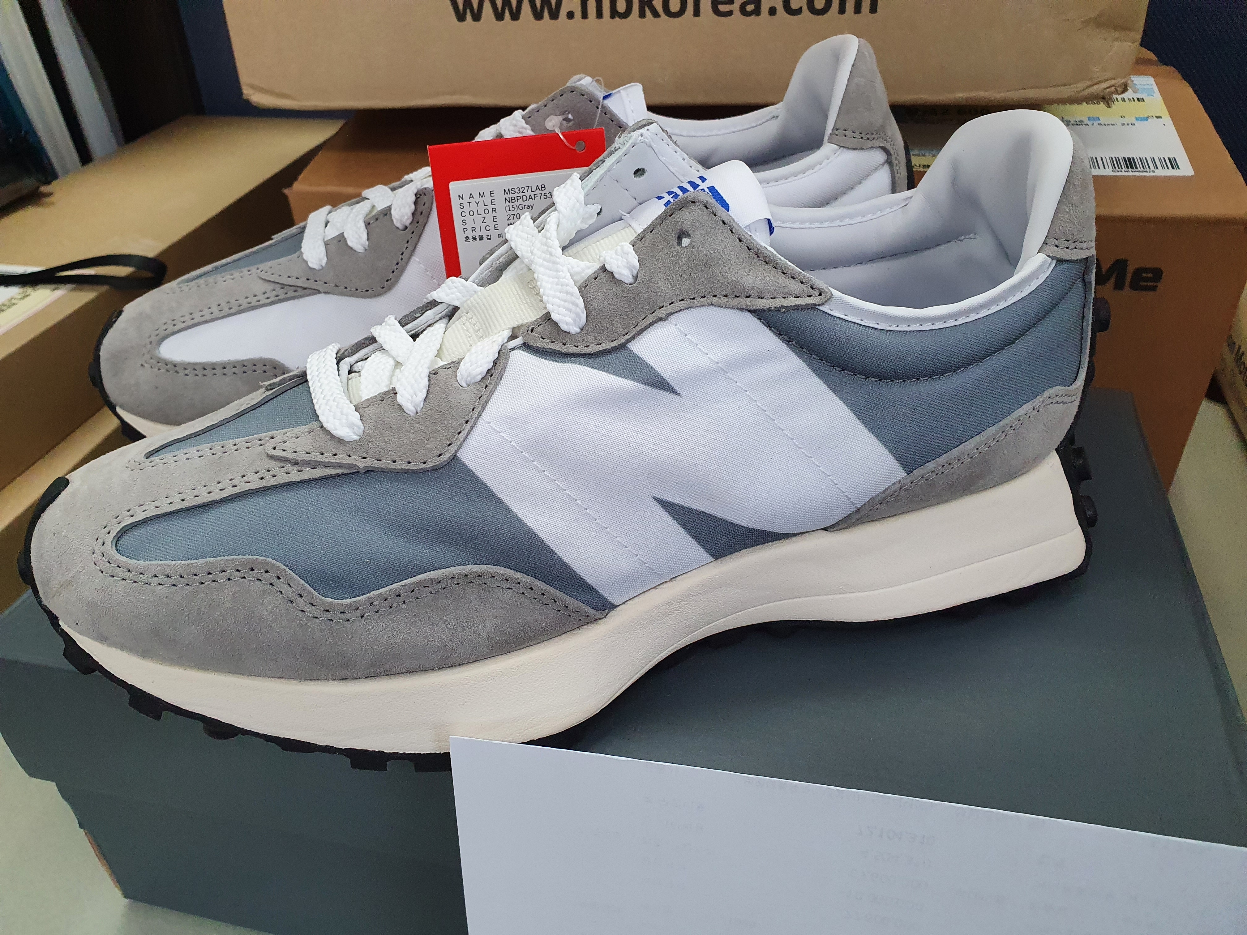 New Balance 327 Grey 착용 스타일