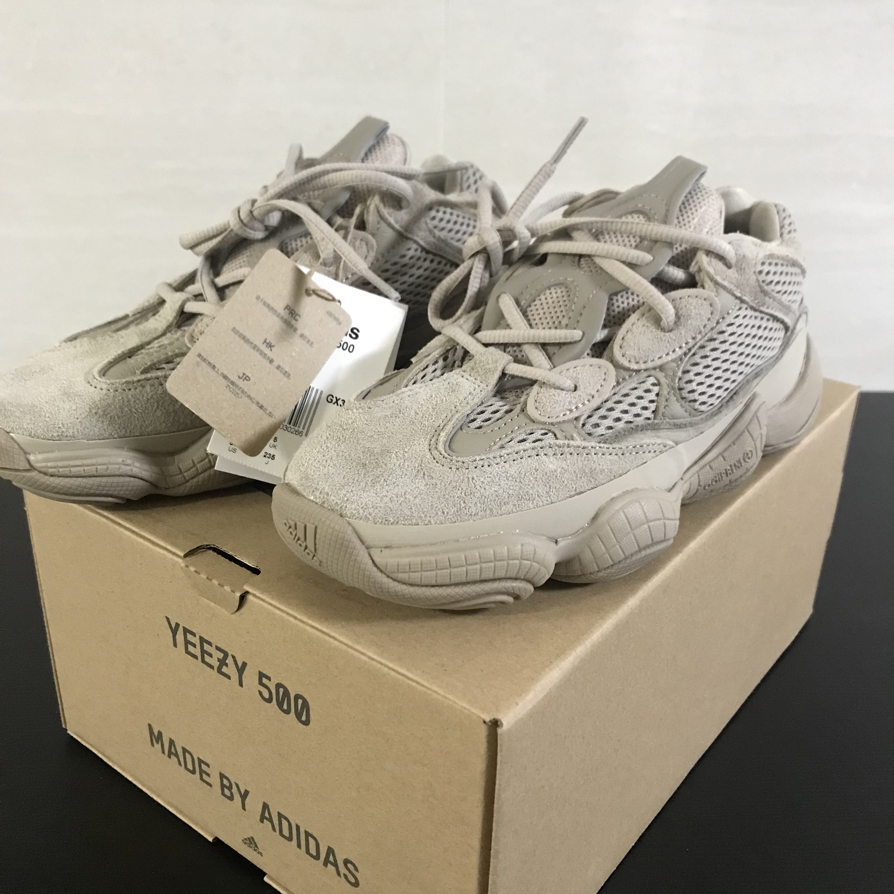 Adidas Yeezy 500 Taupe Light 착용 스타일