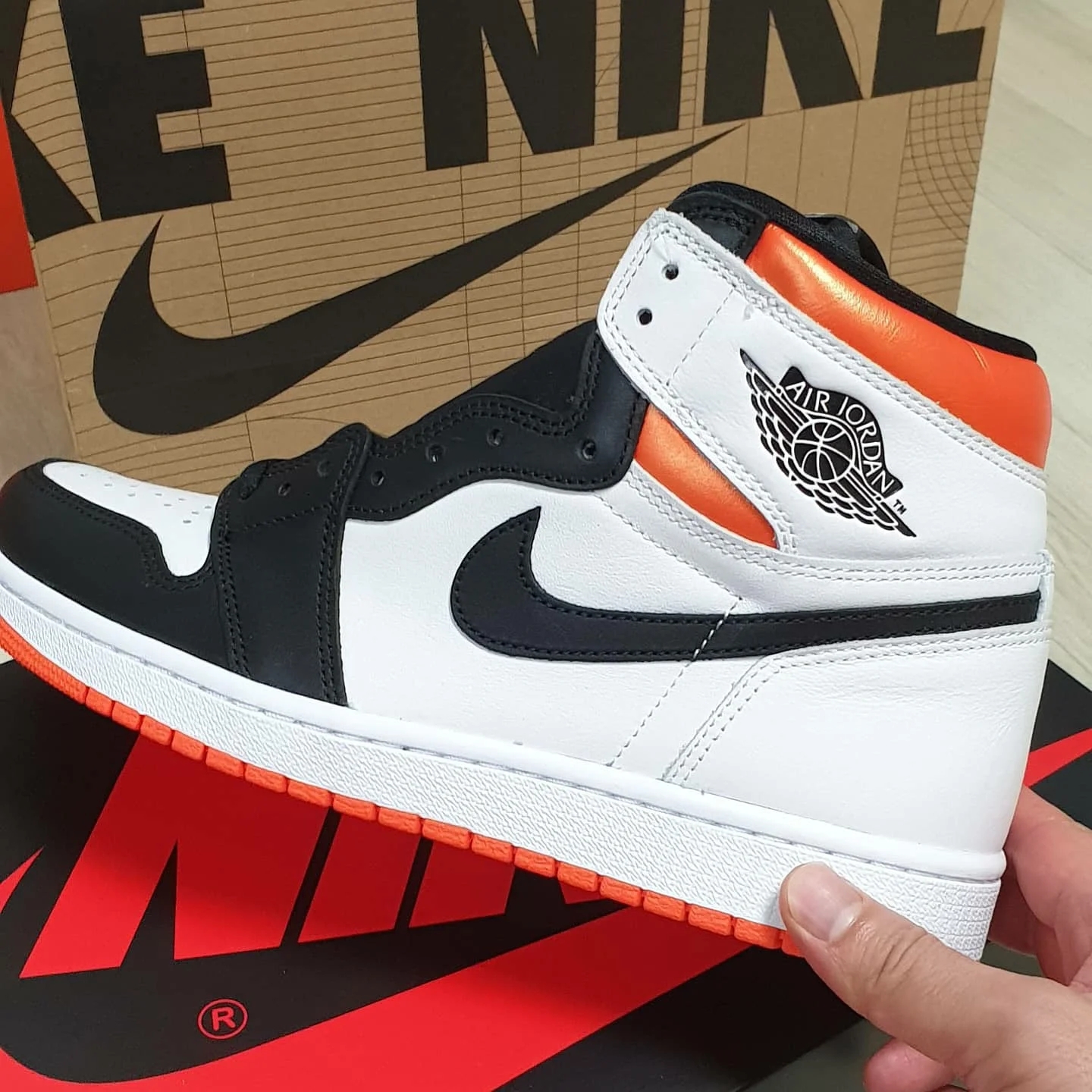Jordan 1 Retro High OG Electro Orange 착용 스타일 - 3