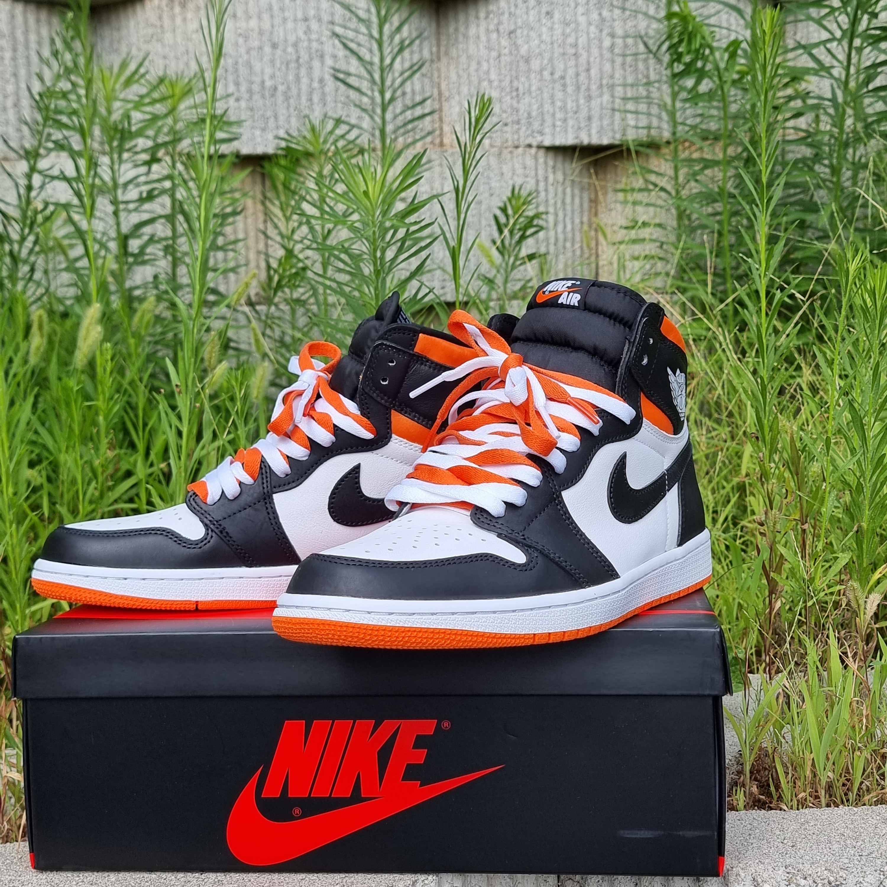 Jordan 1 Retro High OG Electro Orange 착용 스타일