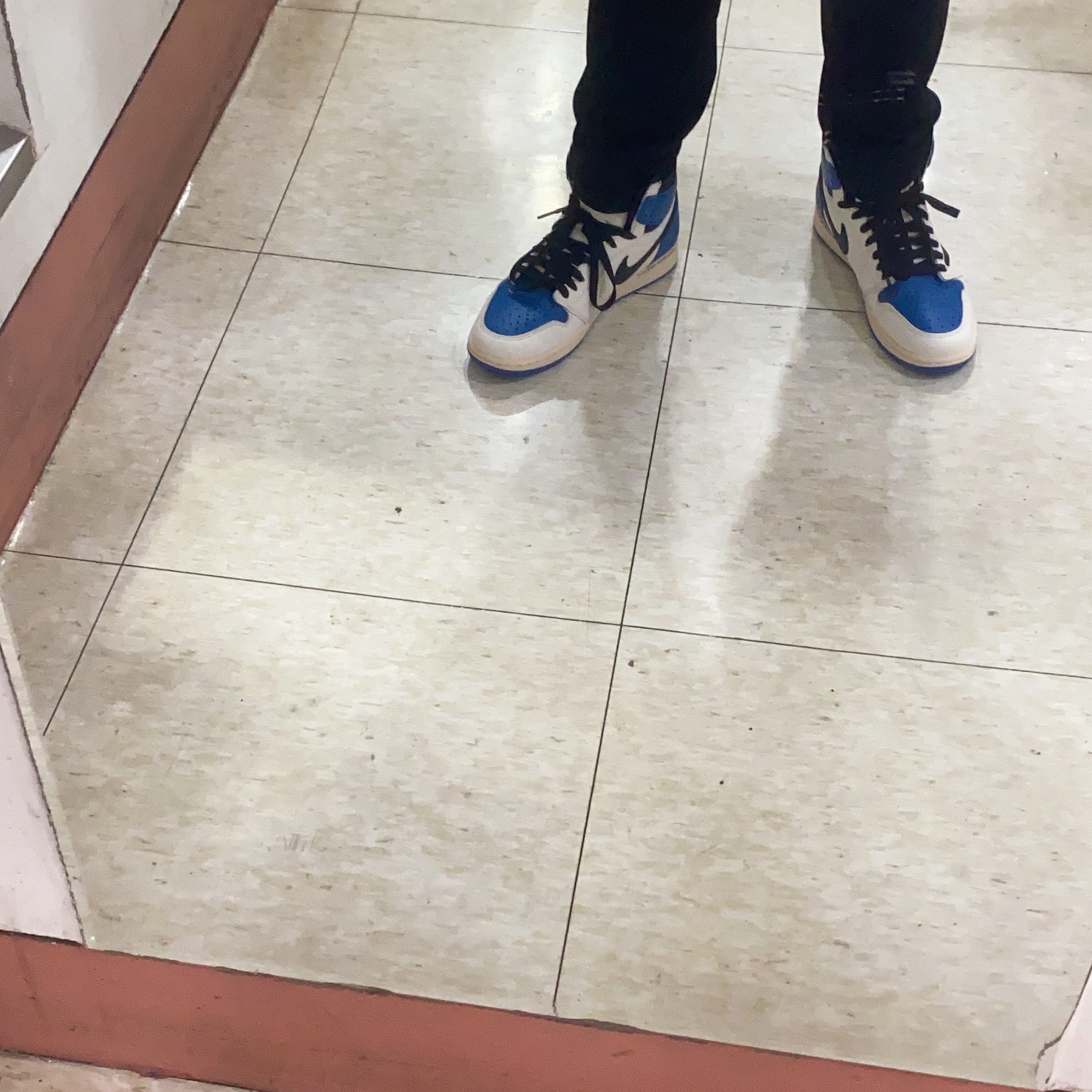 Jordan 1 x Travis Scott x Fragment Retro High OG SP Military Blue 착용 스타일 - 2