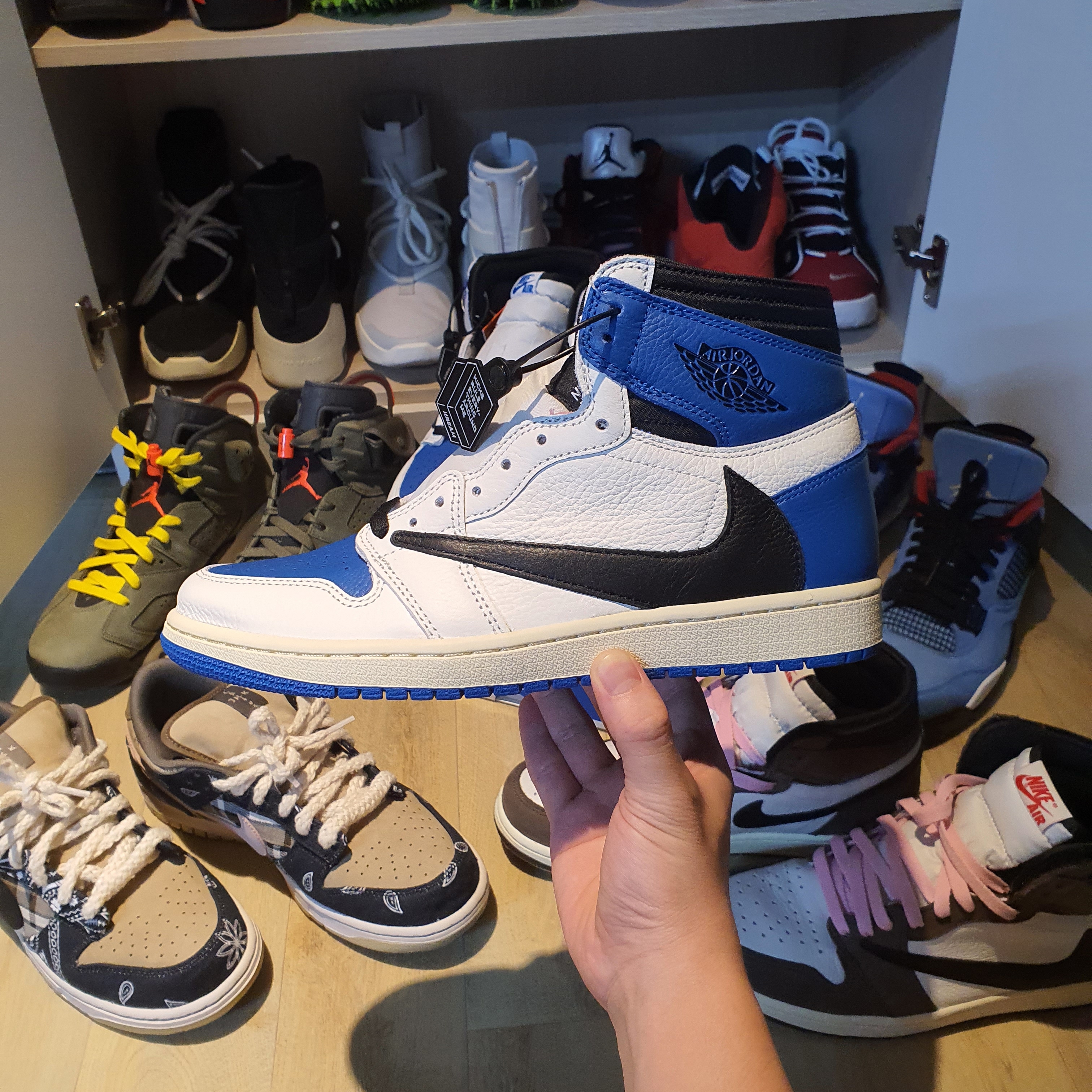 Jordan 1 x Travis Scott x Fragment Retro High OG SP Military Blue, Jordan 1 x Travis Scott Retro High OG SP Mocha 착용 스타일