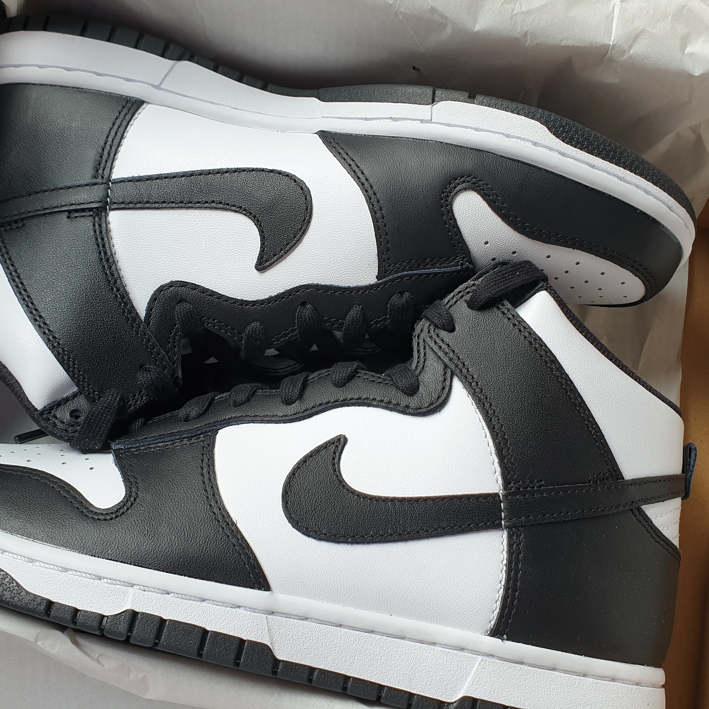 Nike Dunk High Retro Black and White 착용 스타일 - 4
