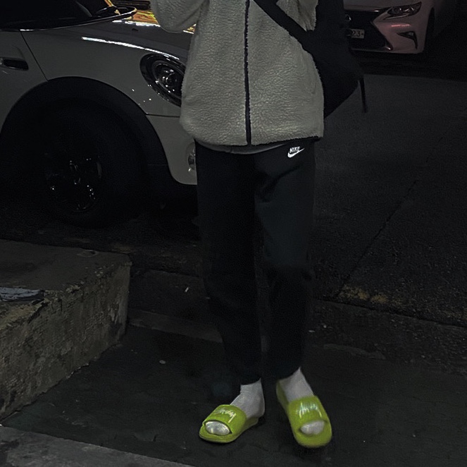 Nike x Stussy Benassi Slide Volt 착용 스타일 - 2