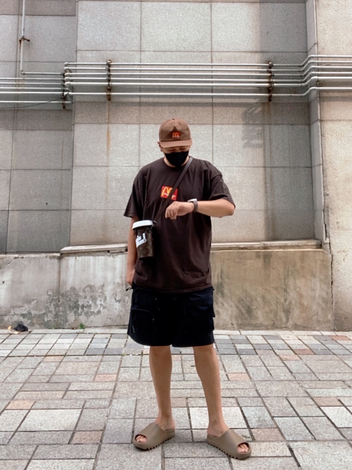 Adidas Yeezy Slide Earth Brown 착용 스타일