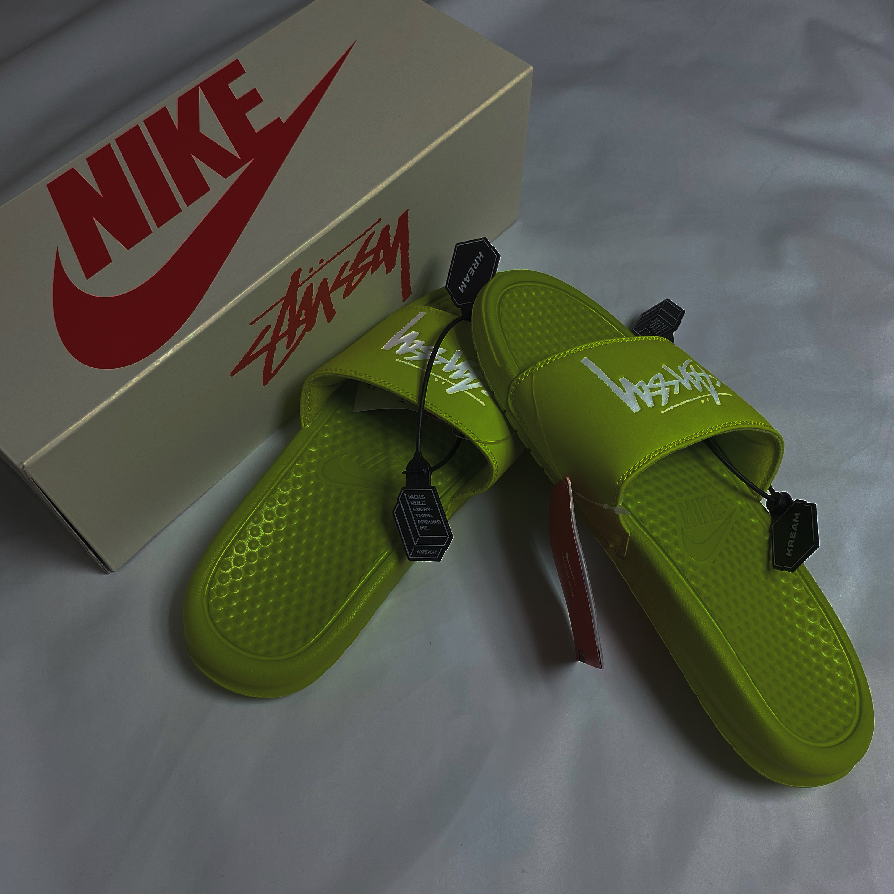 Nike x Stussy Benassi Slide Volt 착용 스타일 - 1