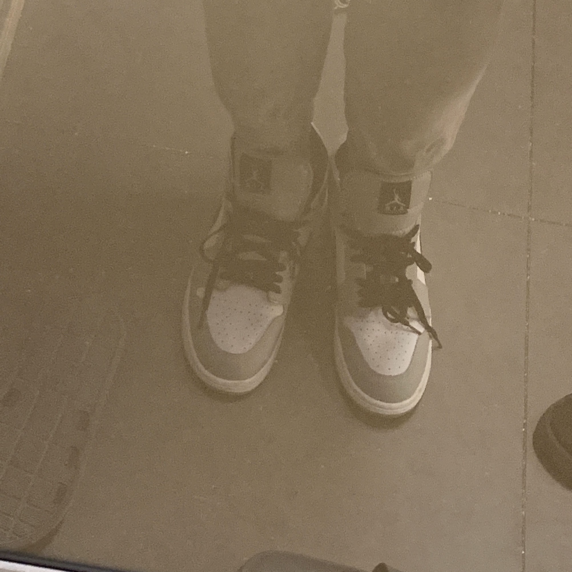 Jordan 1 Mid Light Smoke Grey 착용 스타일