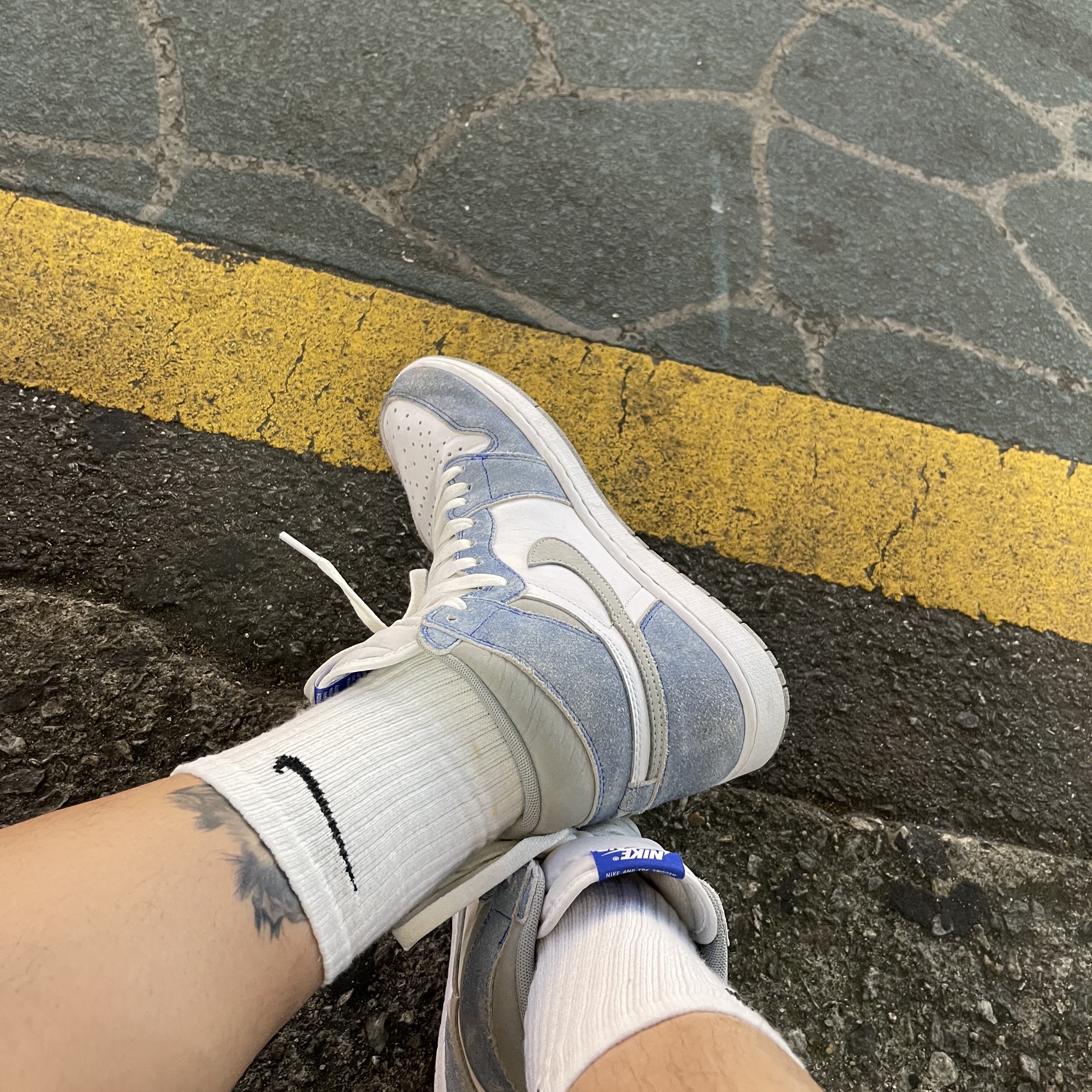 Jordan 1 Retro High OG Hyper Royal 착용 스타일