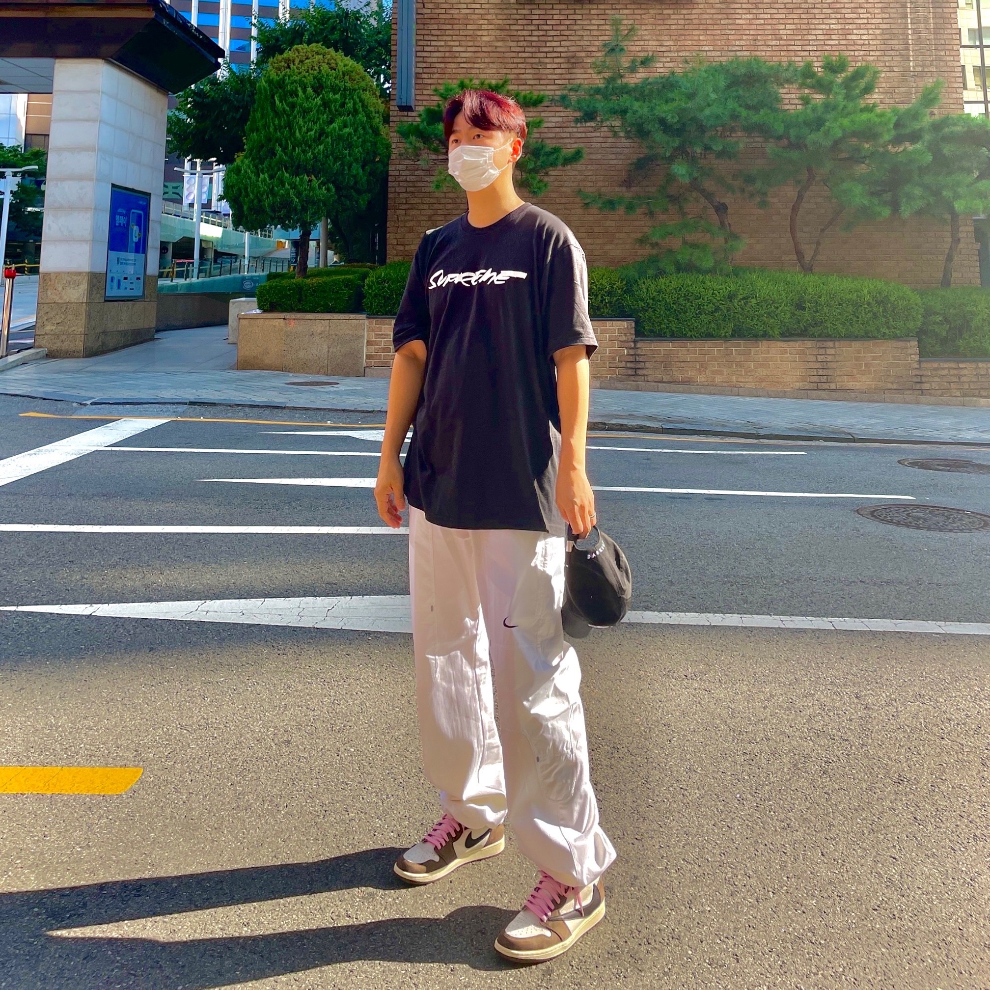 Supreme Futura Logo T-Shirt Black - 20FW, Nike x Off-White NRG Pants White 착용 스타일 - 1
