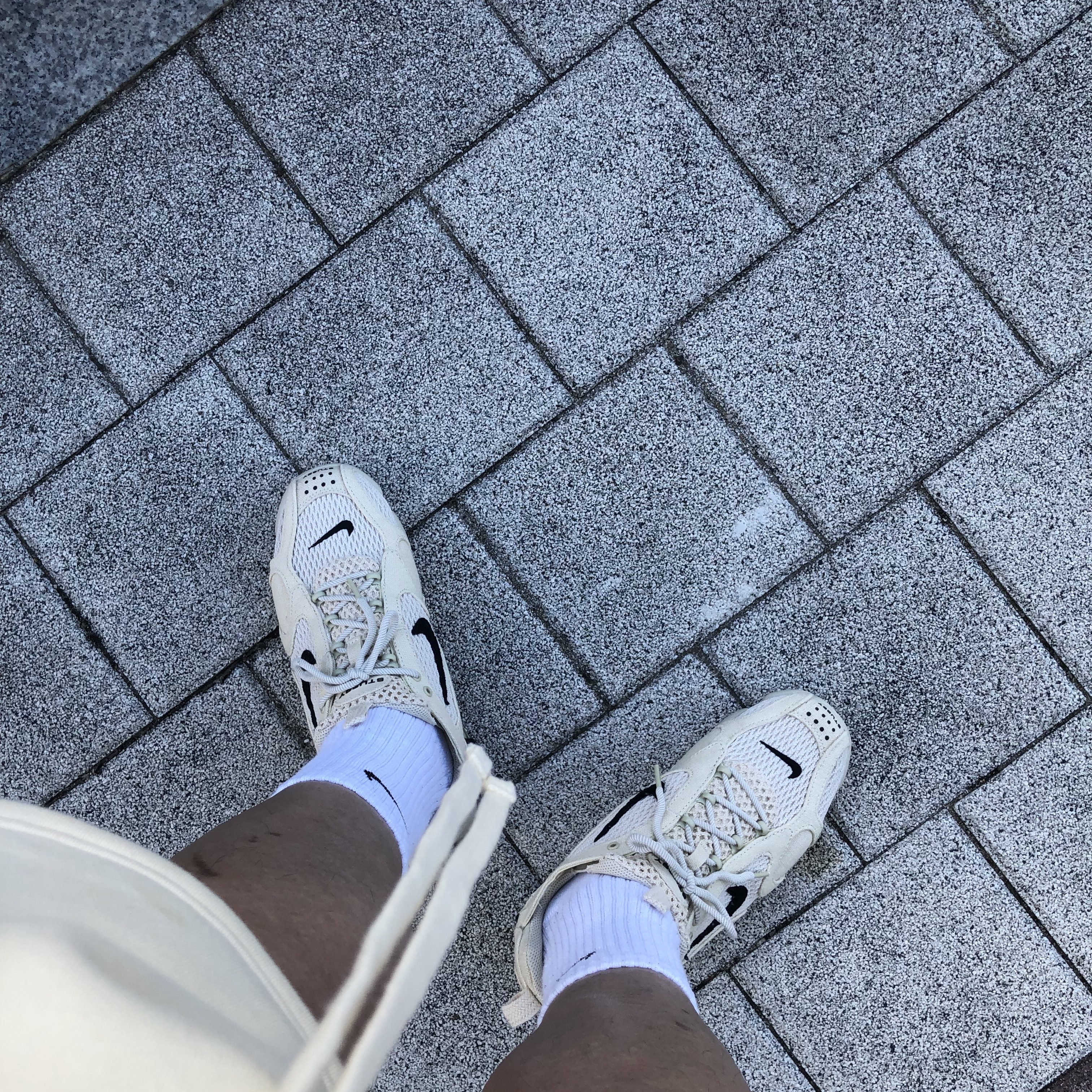 Essentials Sweatshorts Cream - 21SS, Stussy Basic Stussy T-Shirt White 2021 착용 스타일 - 2