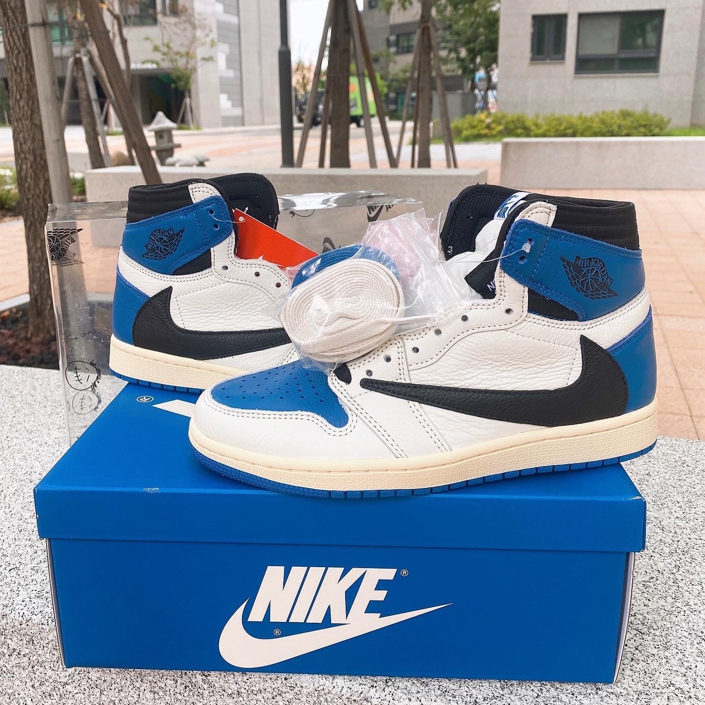 Jordan 1 x Travis Scott x Fragment Retro High OG SP Military Blue 착용 스타일 - 1