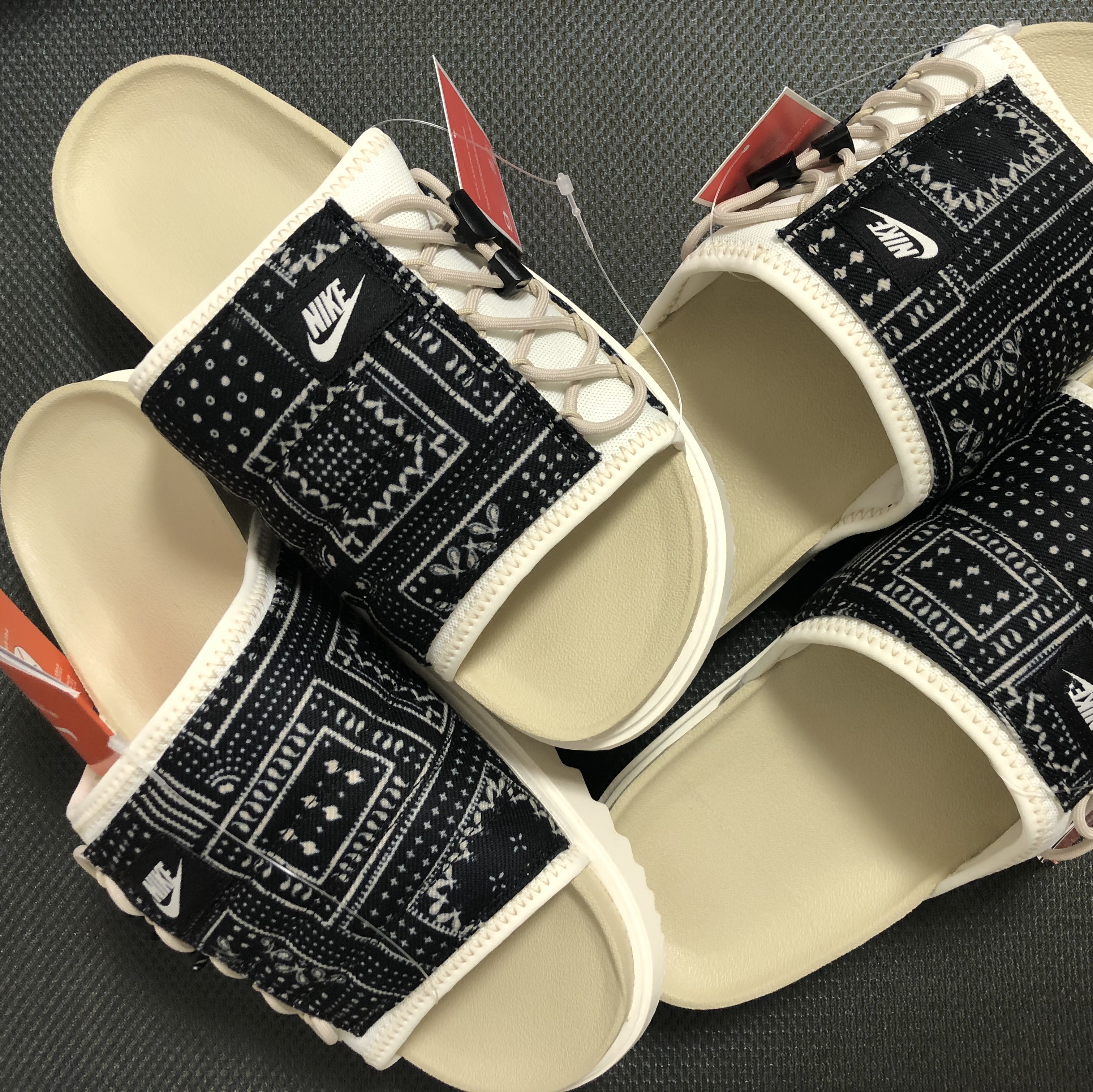 Adidas Yeezy Foam RNNR Sand, Nike Asuna Slide Pale Ivory Rattan 착용 스타일 - 2