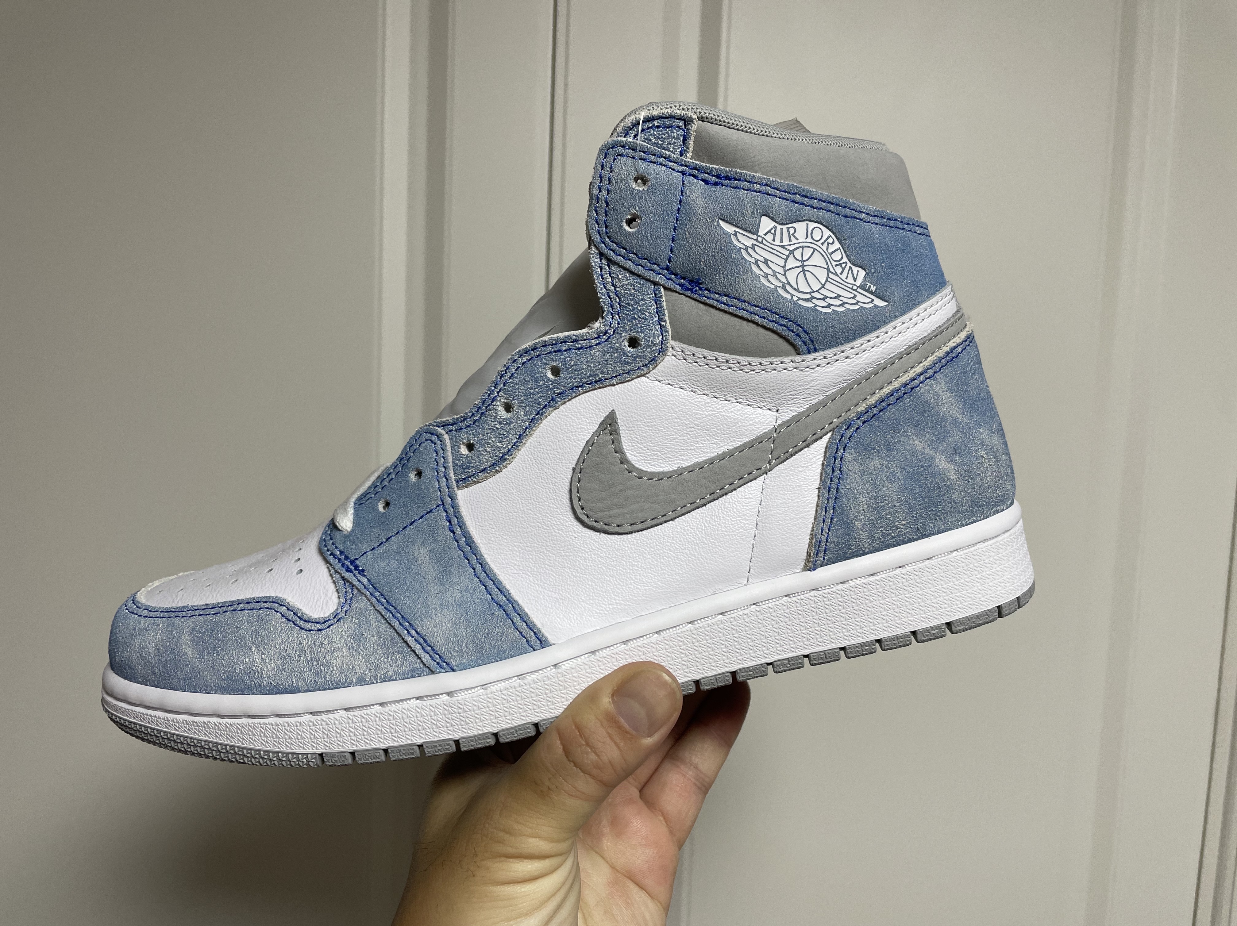 Jordan 1 Retro High OG Hyper Royal 착용 스타일 - 3