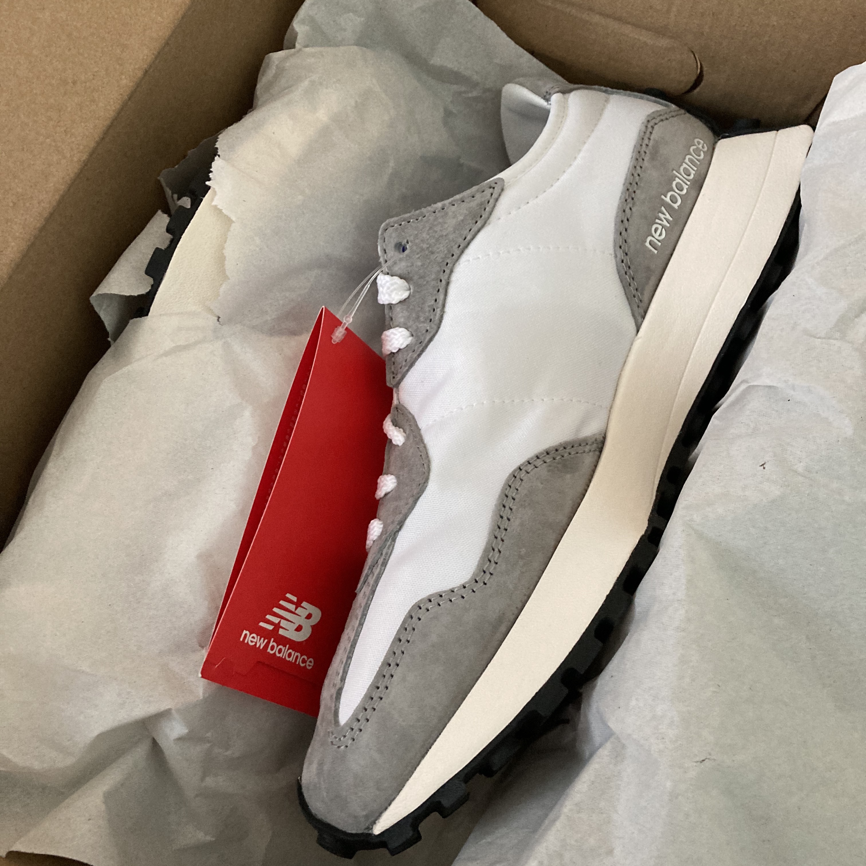 New Balance 327 Grey 착용 스타일 - 1