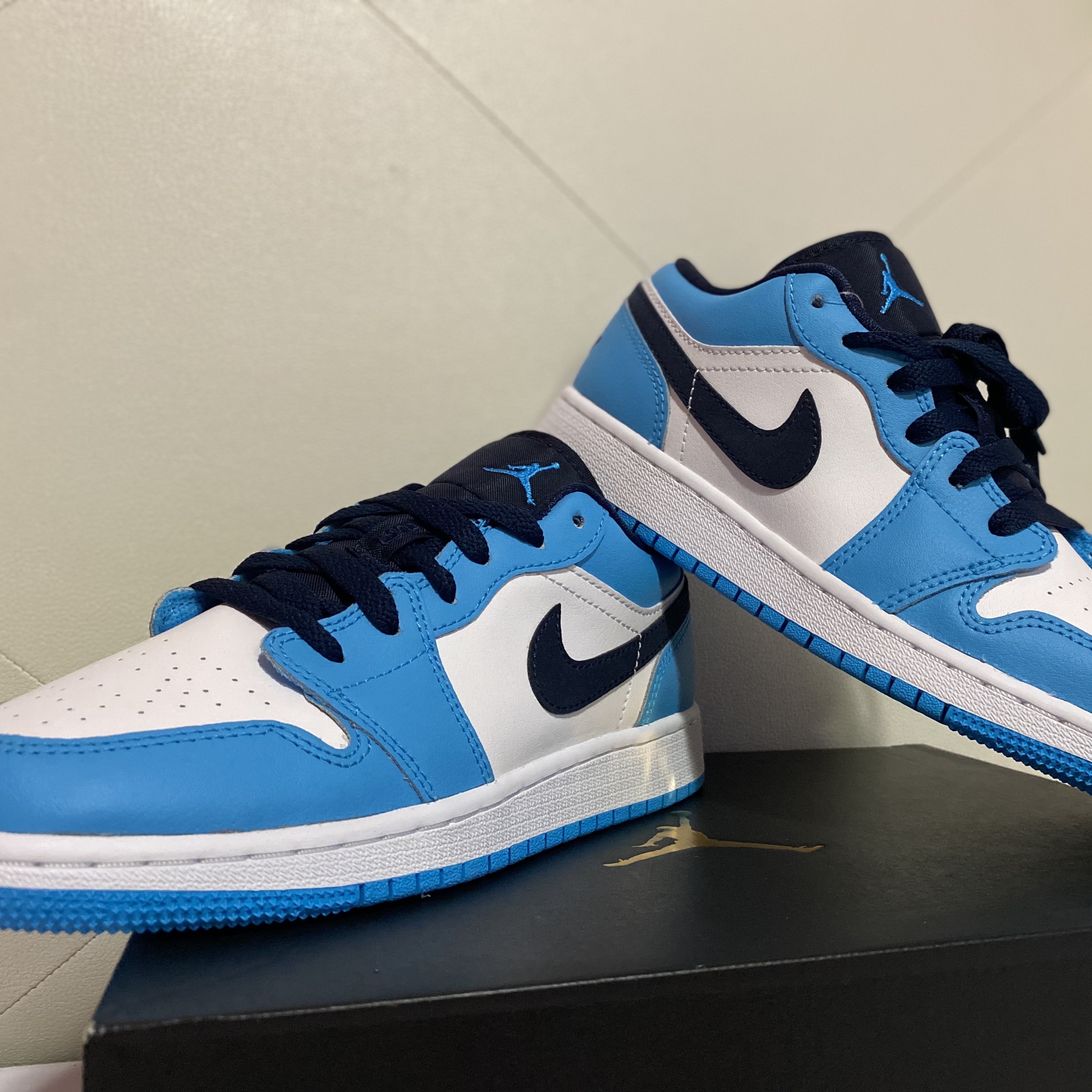 Jordan 1 Low Dark Powder Blue 착용 스타일 - 1