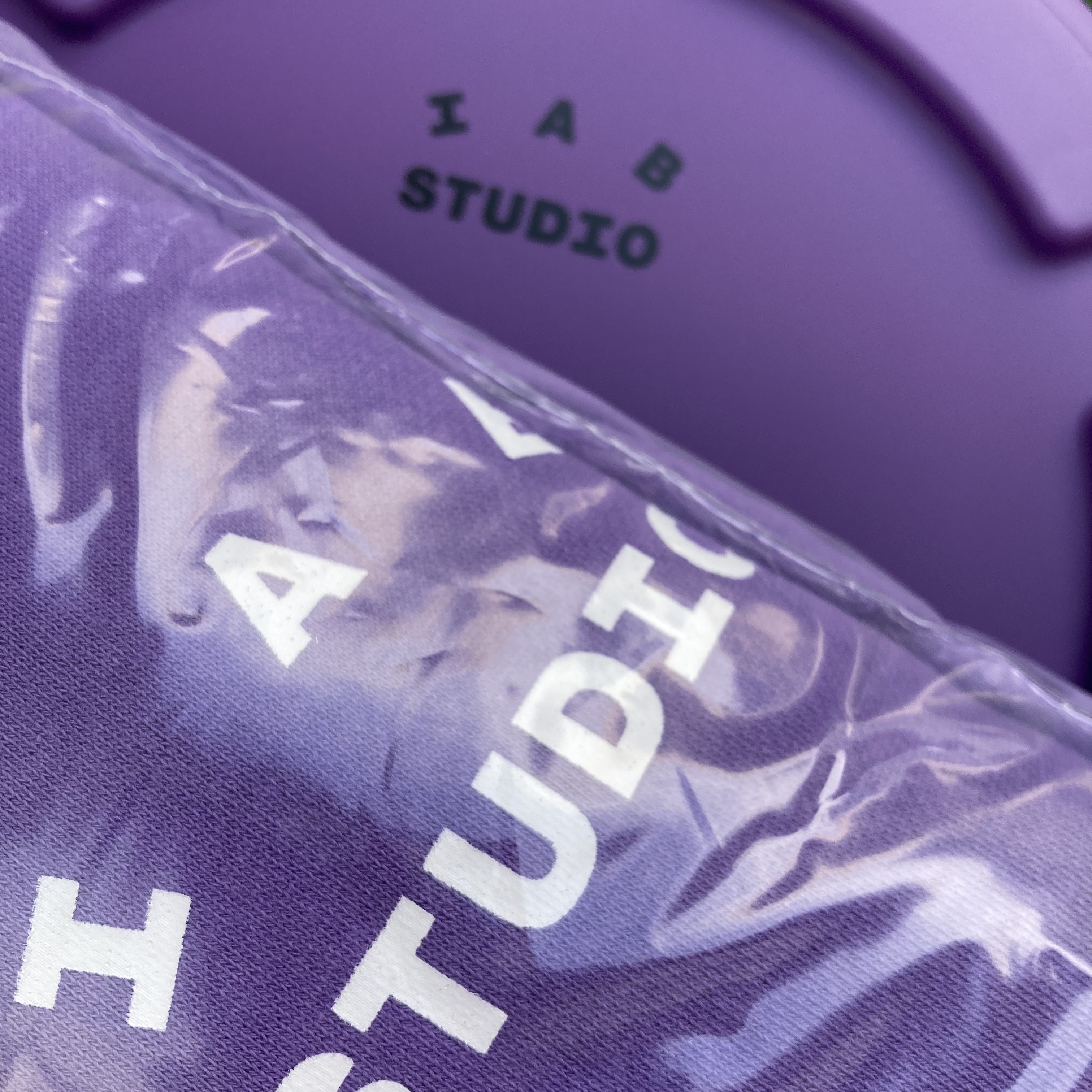 IAB Studio x Thor Set Purple 착용 스타일 - 2