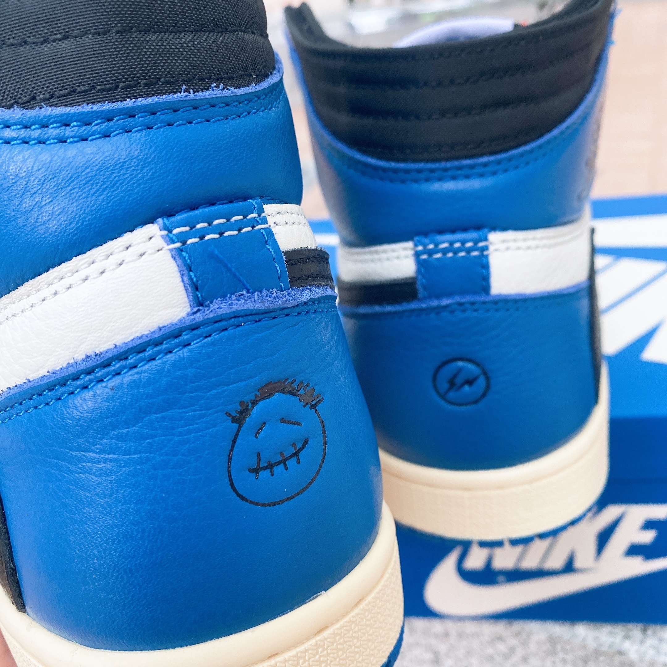 Jordan 1 x Travis Scott x Fragment Retro High OG SP Military Blue 착용 스타일 - 3
