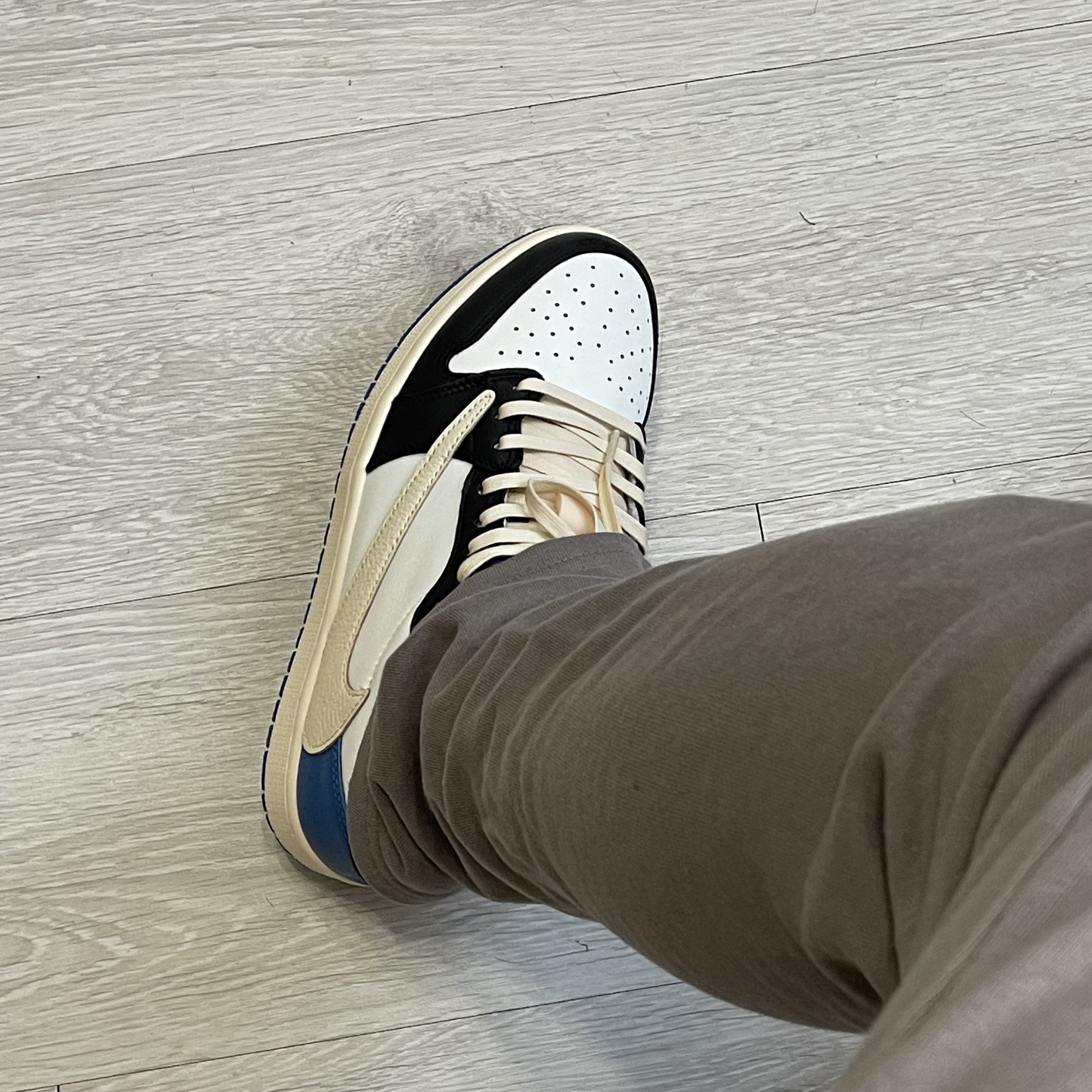 Jordan 1 x Travis Scott x Fragment Retro Low OG SP Military Blue 착용 스타일 - 3
