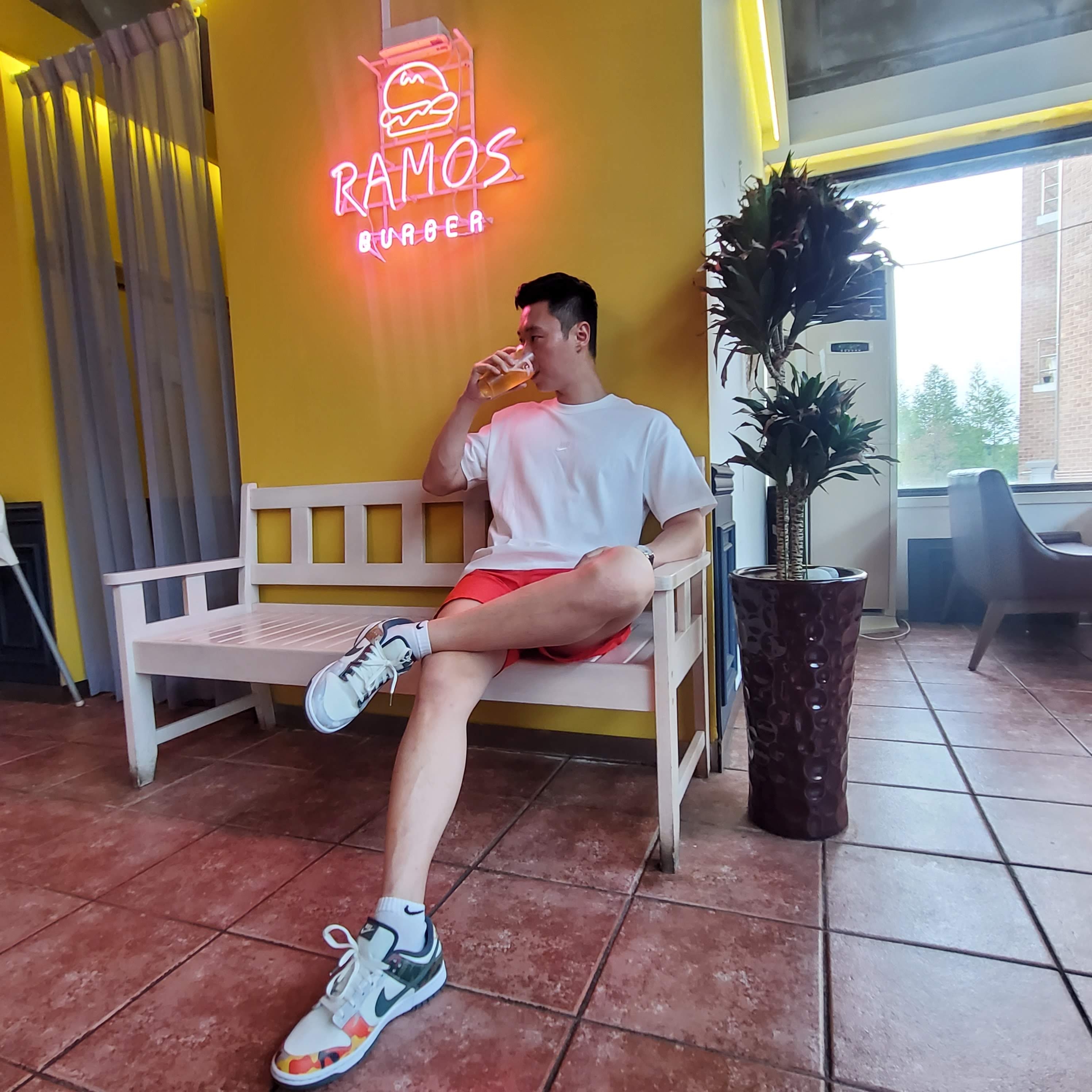 Nike Dunk Low SE Sail Multi Camo, Nike x Stussy Water Shorts Habanero Red 착용 스타일 - 1
