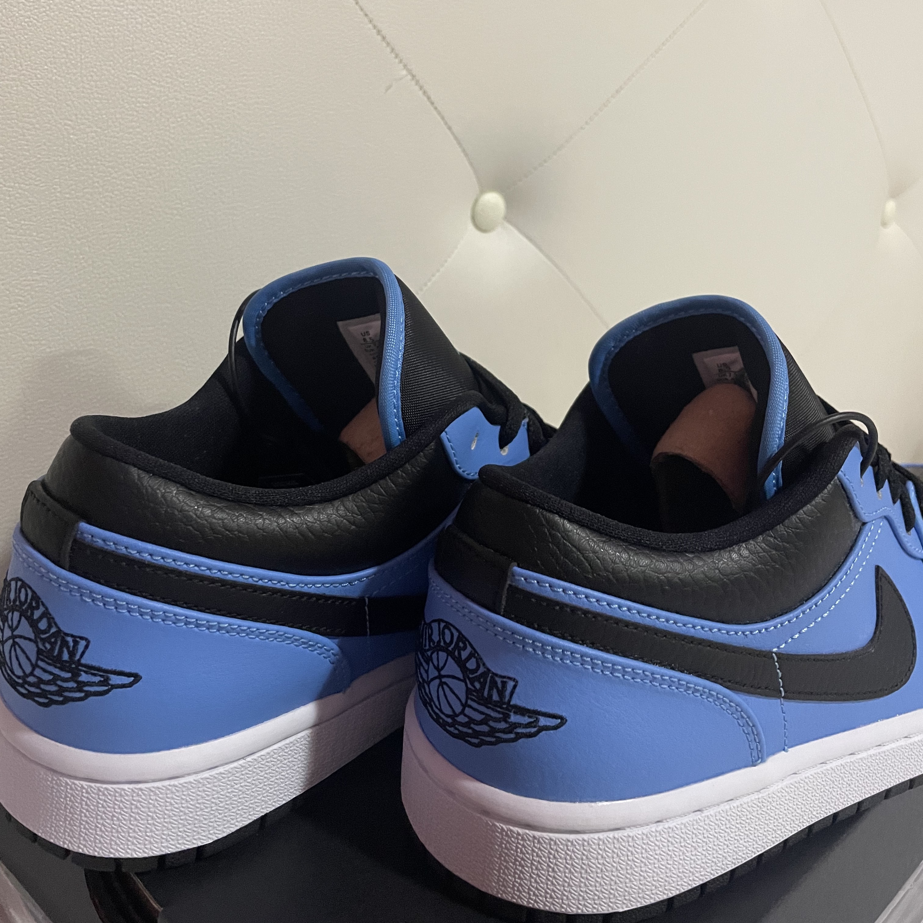 Jordan 1 Low University Blue Black 착용 스타일 - 4