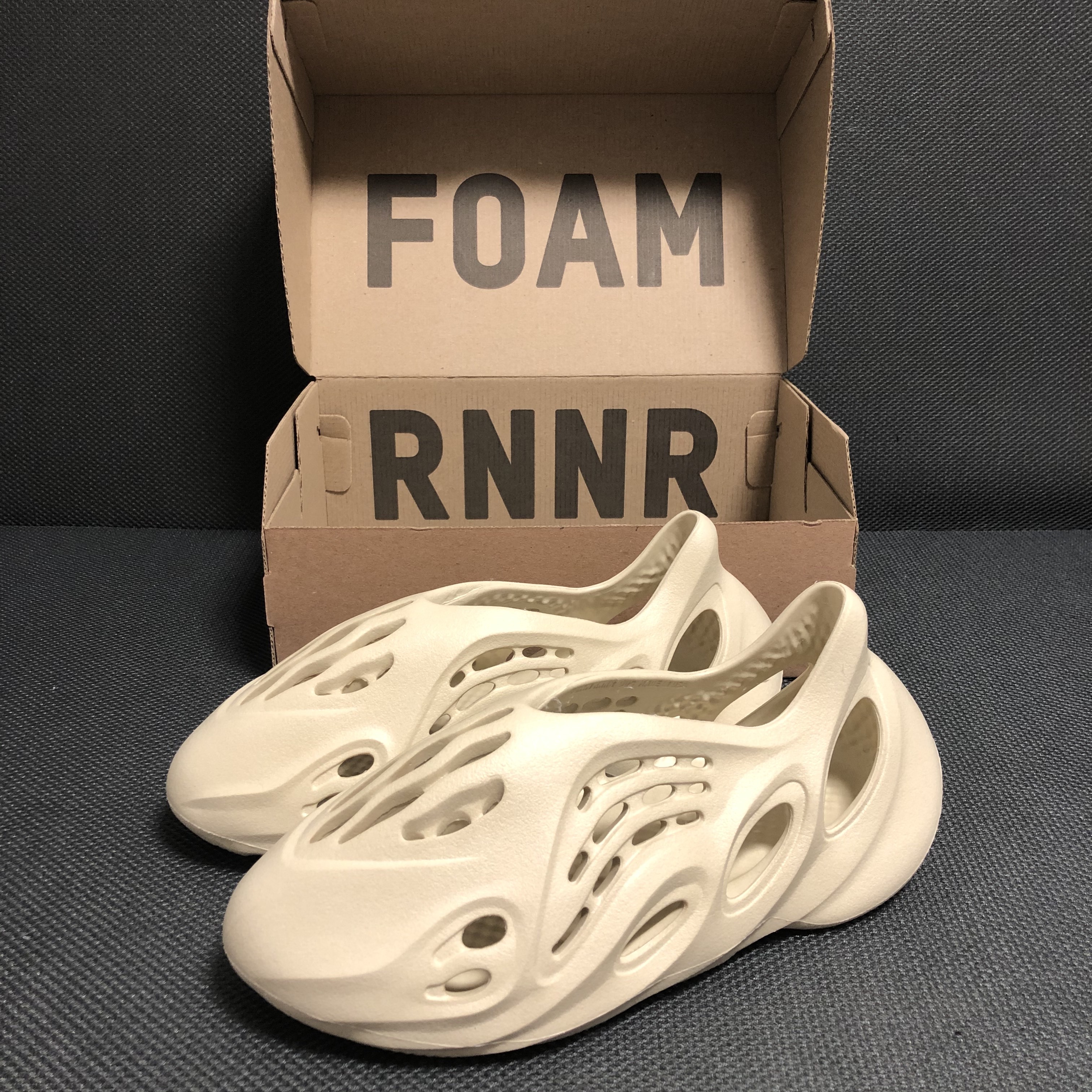 Adidas Yeezy Foam RNNR Sand, Nike Asuna Slide Pale Ivory Rattan 착용 스타일 - 1