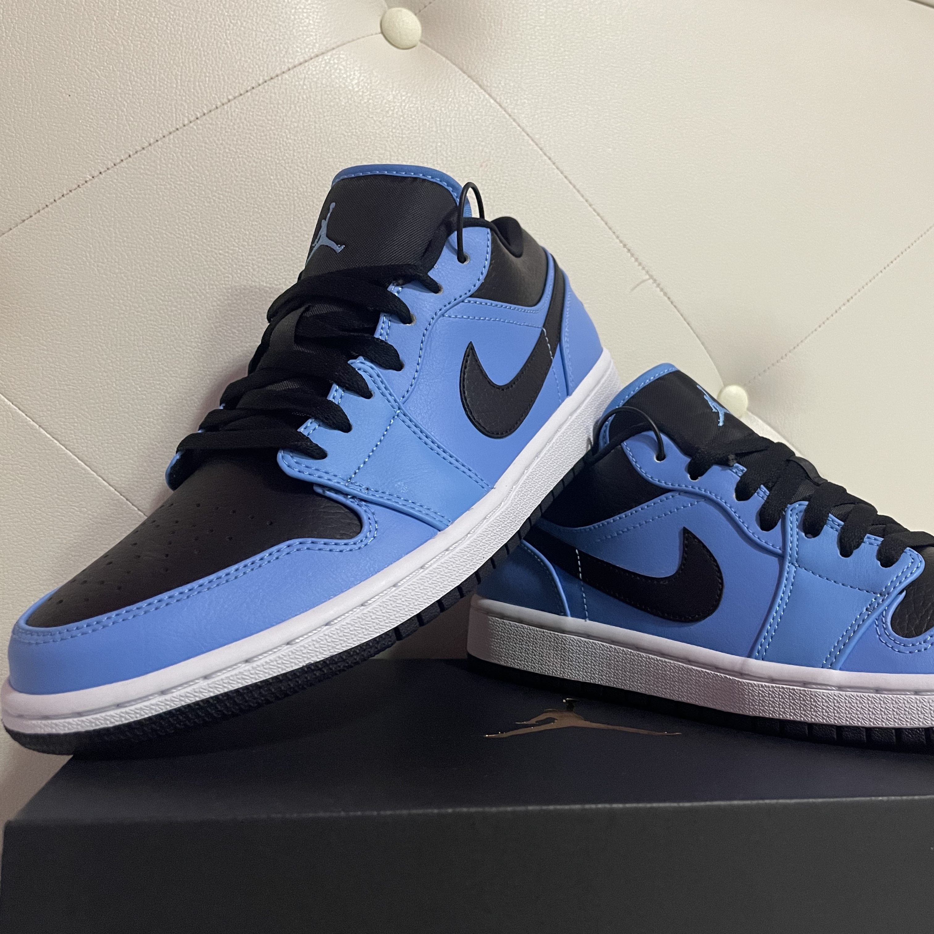 Jordan 1 Low University Blue Black 착용 스타일 - 3