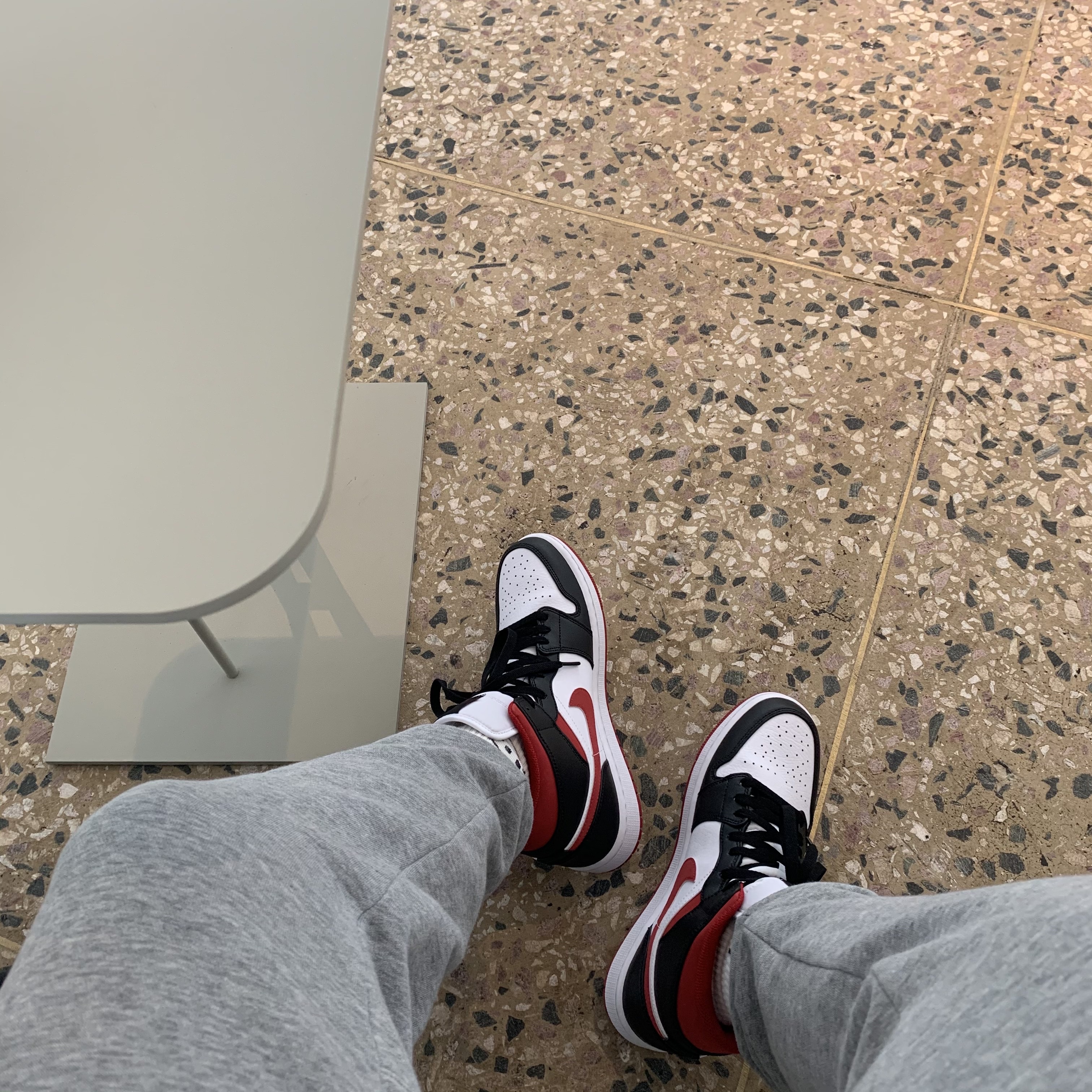 Jordan 1 Mid Gym Red Black White 착용 스타일 - 3