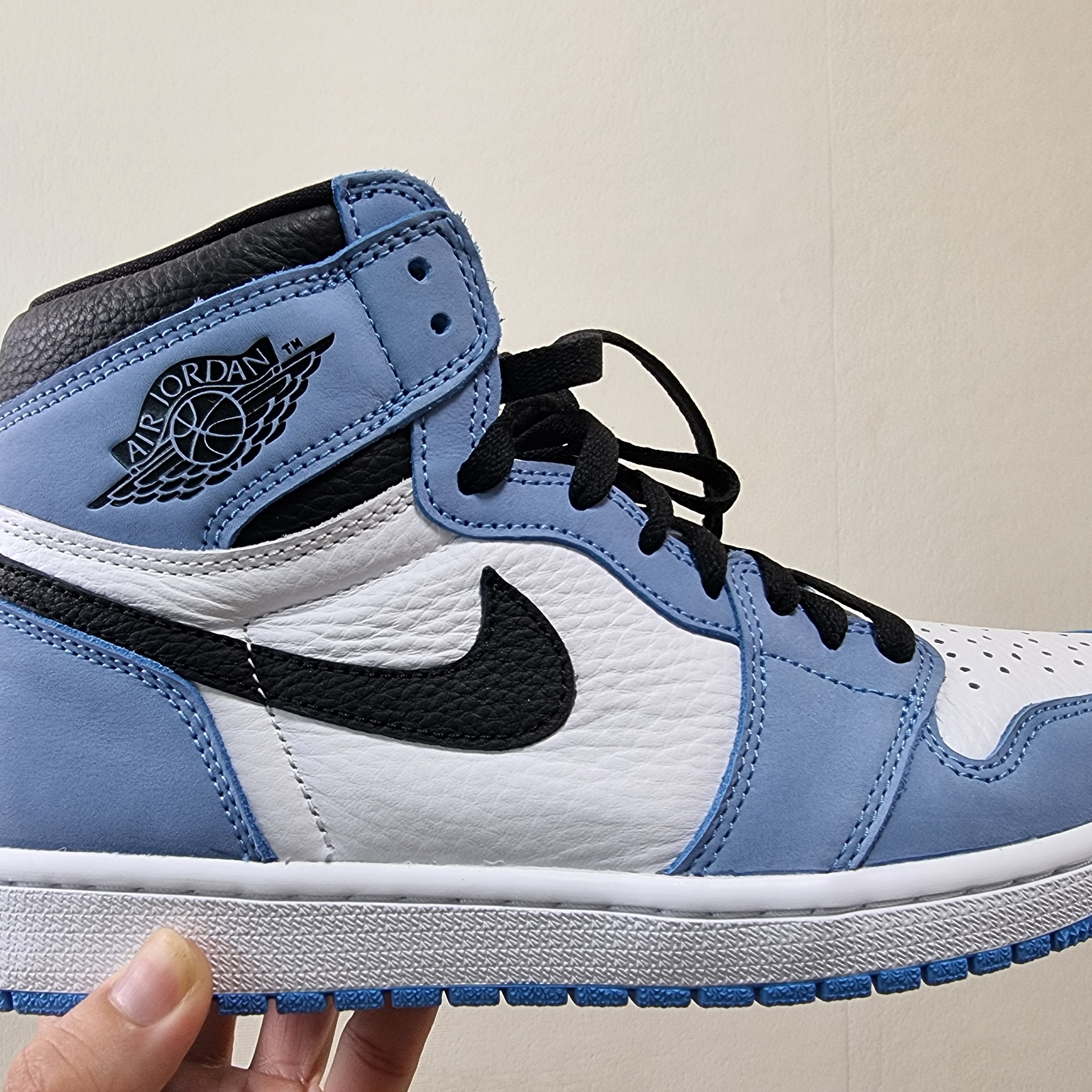 Jordan 1 Retro High OG University Blue 착용 스타일 - 2