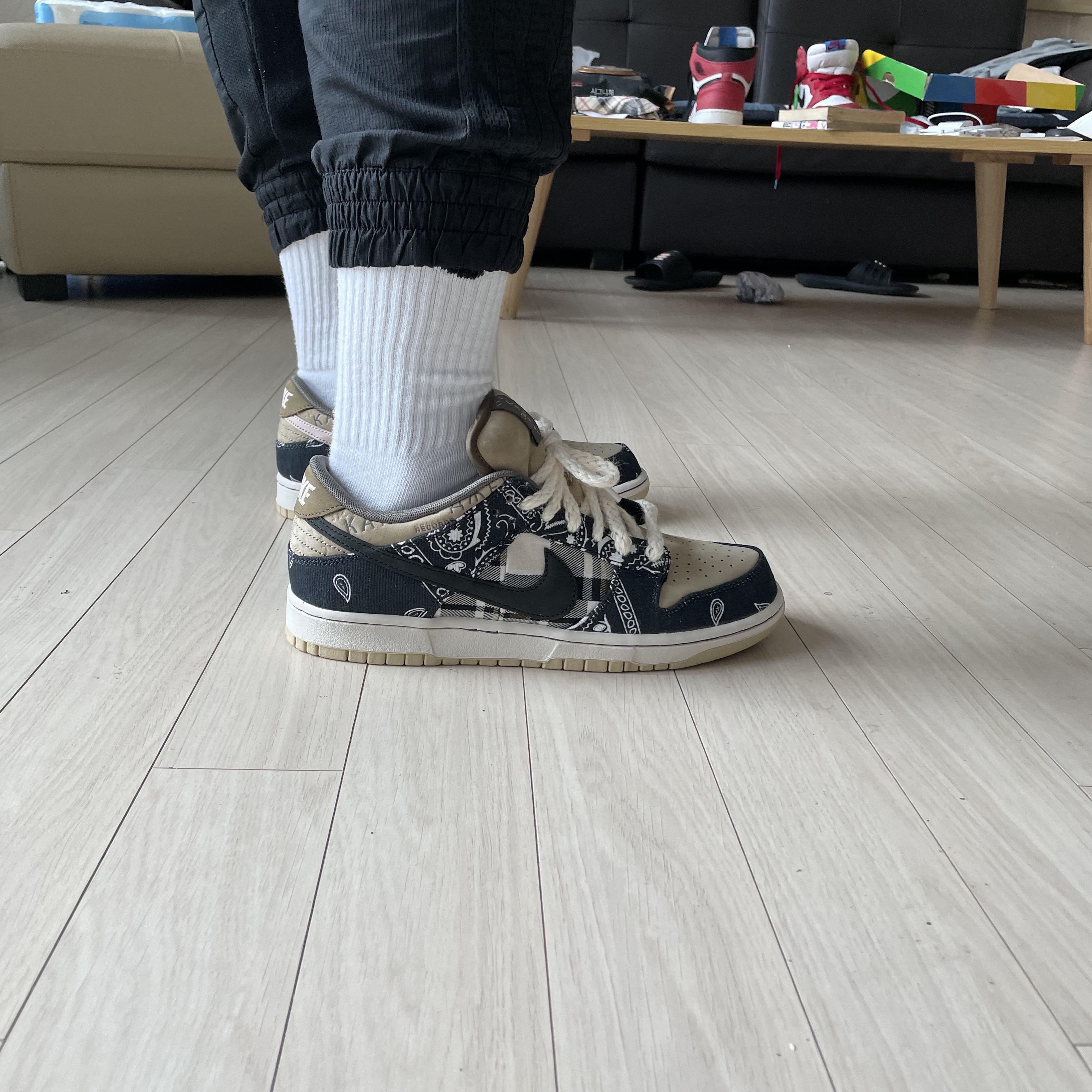 Nike x Travis Scott SB Dunk Low, Jordan 1 Retro High Spider-Man Origin Story 착용 스타일 - 1