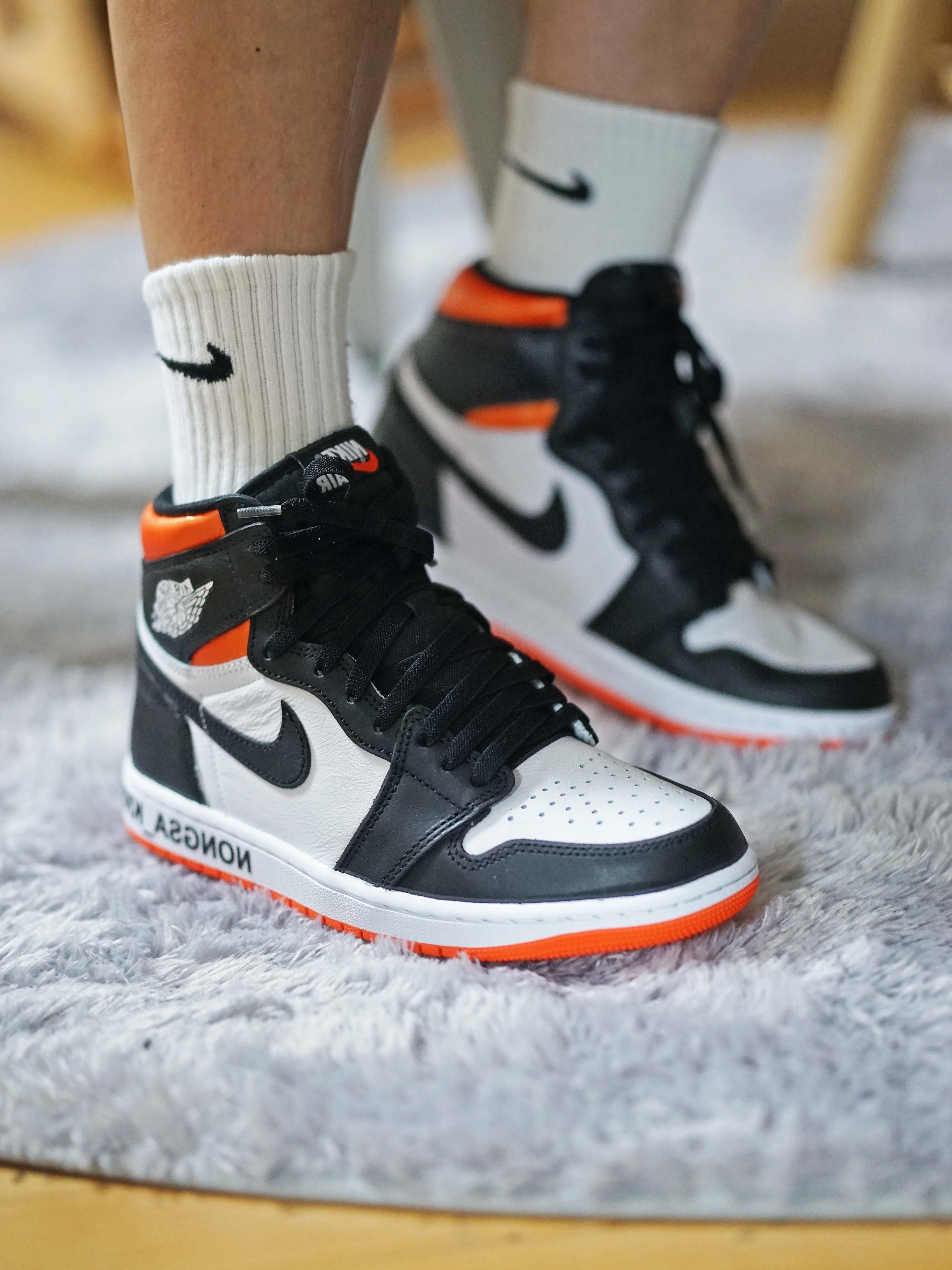 Jordan 1 Retro High OG Electro Orange 착용 스타일 - 4