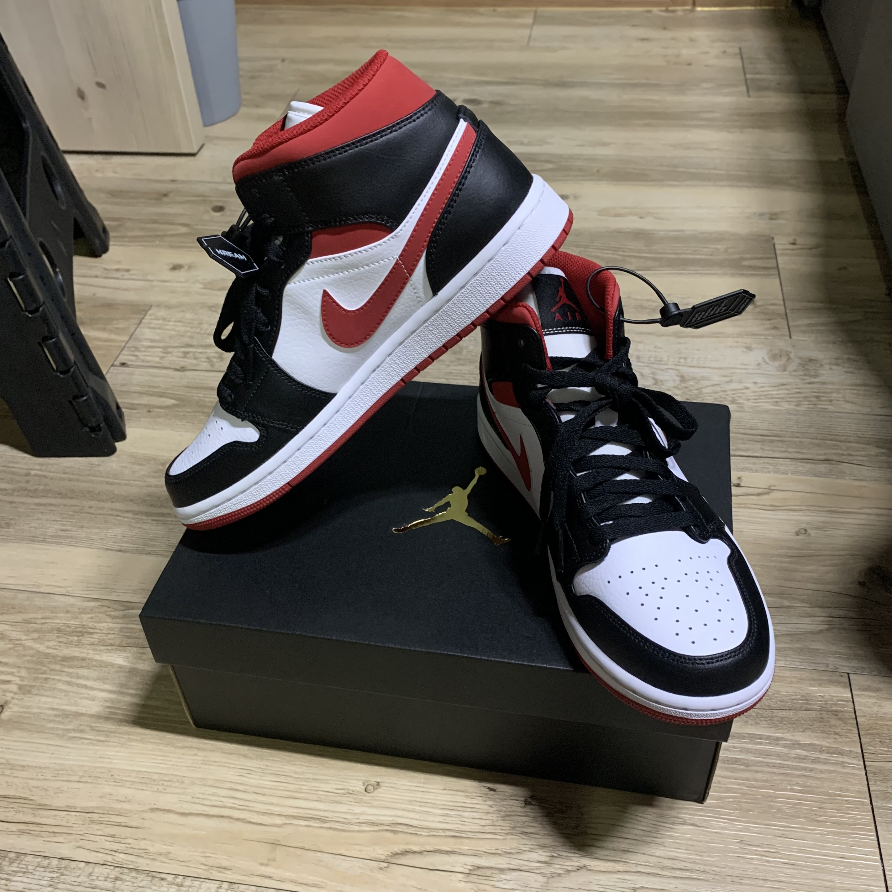 Jordan 1 Mid Gym Red Black White 착용 스타일 - 2