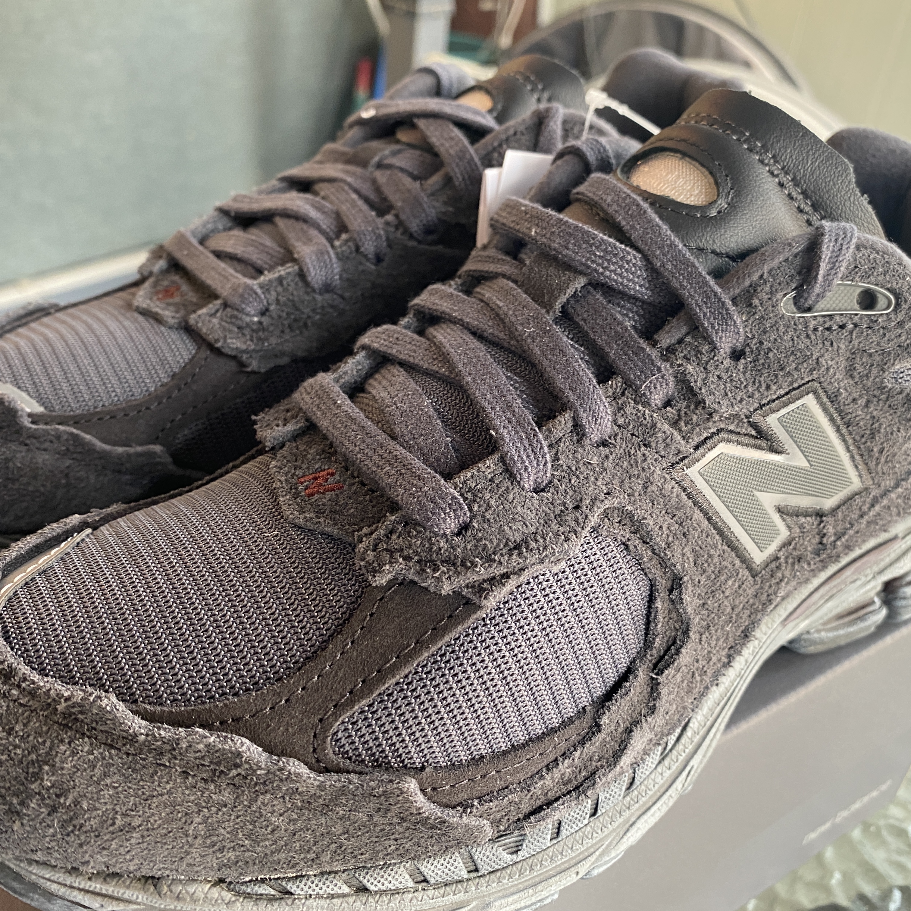 New Balance 2002R Protection Pack Phantom 착용 스타일 - 2