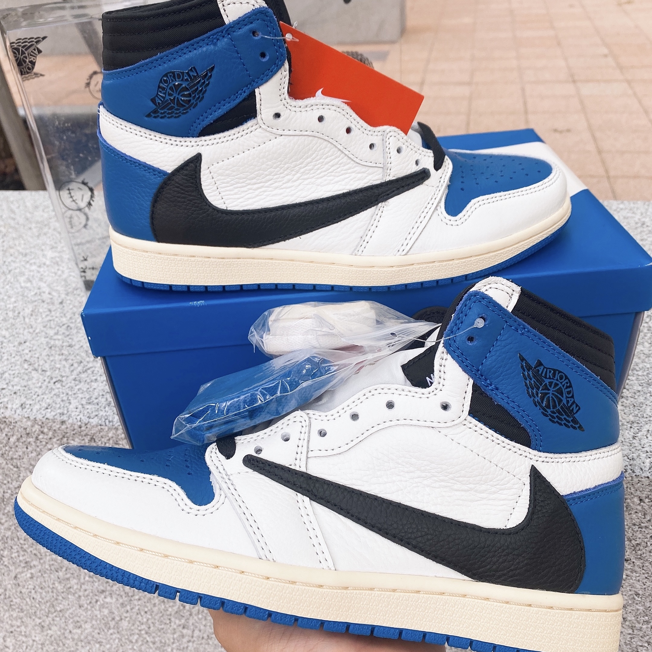 Jordan 1 x Travis Scott x Fragment Retro High OG SP Military Blue 착용 스타일 - 5